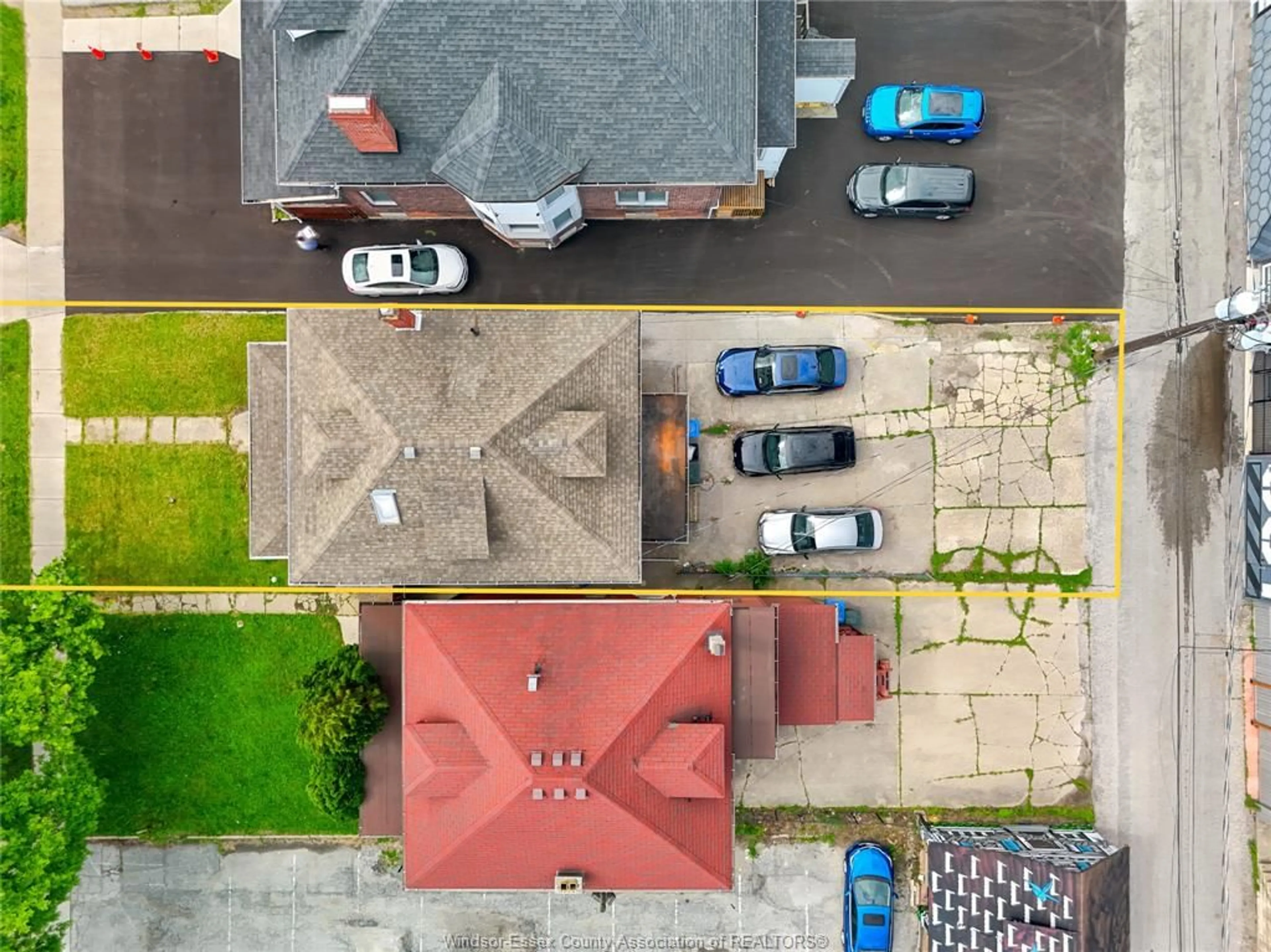 A pic from outside/outdoor area/front of a property/back of a property/a pic from drone, street for 542 VICTORIA Ave, Windsor Ontario N9A 3M8