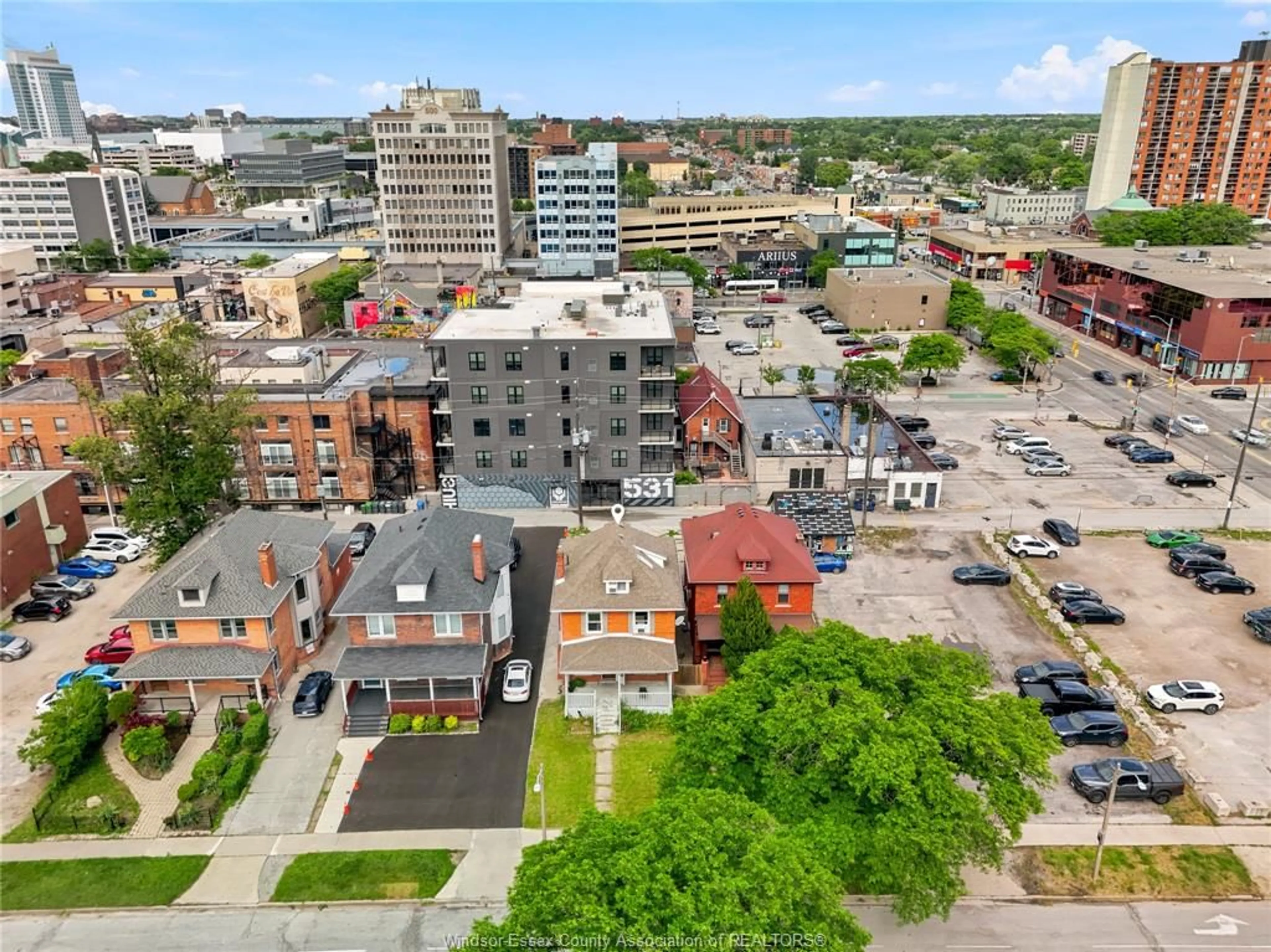 A pic from outside/outdoor area/front of a property/back of a property/a pic from drone, city buildings view from balcony for 542 VICTORIA Ave, Windsor Ontario N9A 3M8