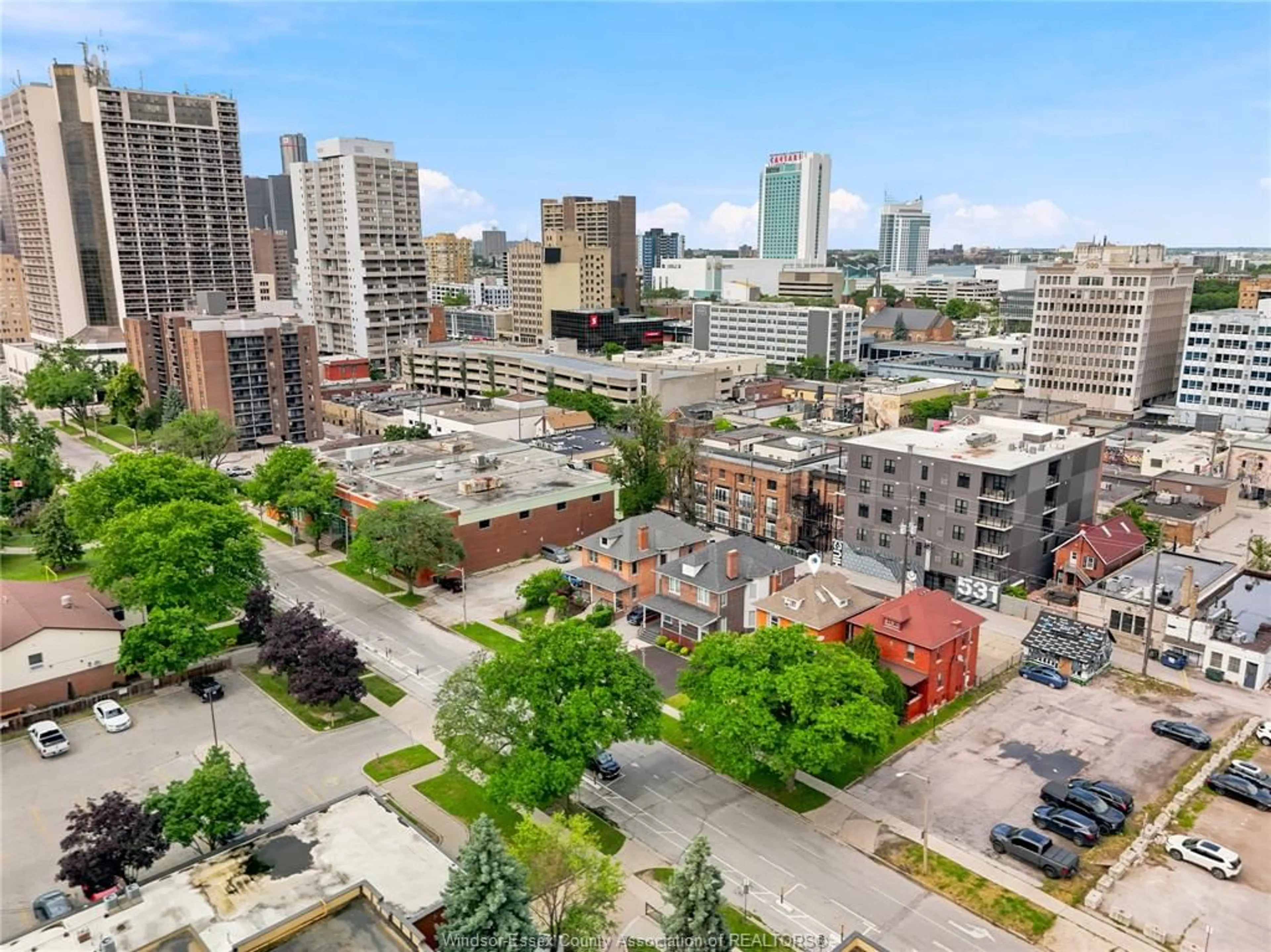 A pic from outside/outdoor area/front of a property/back of a property/a pic from drone, city buildings view from balcony for 542 VICTORIA Ave, Windsor Ontario N9A 3M8