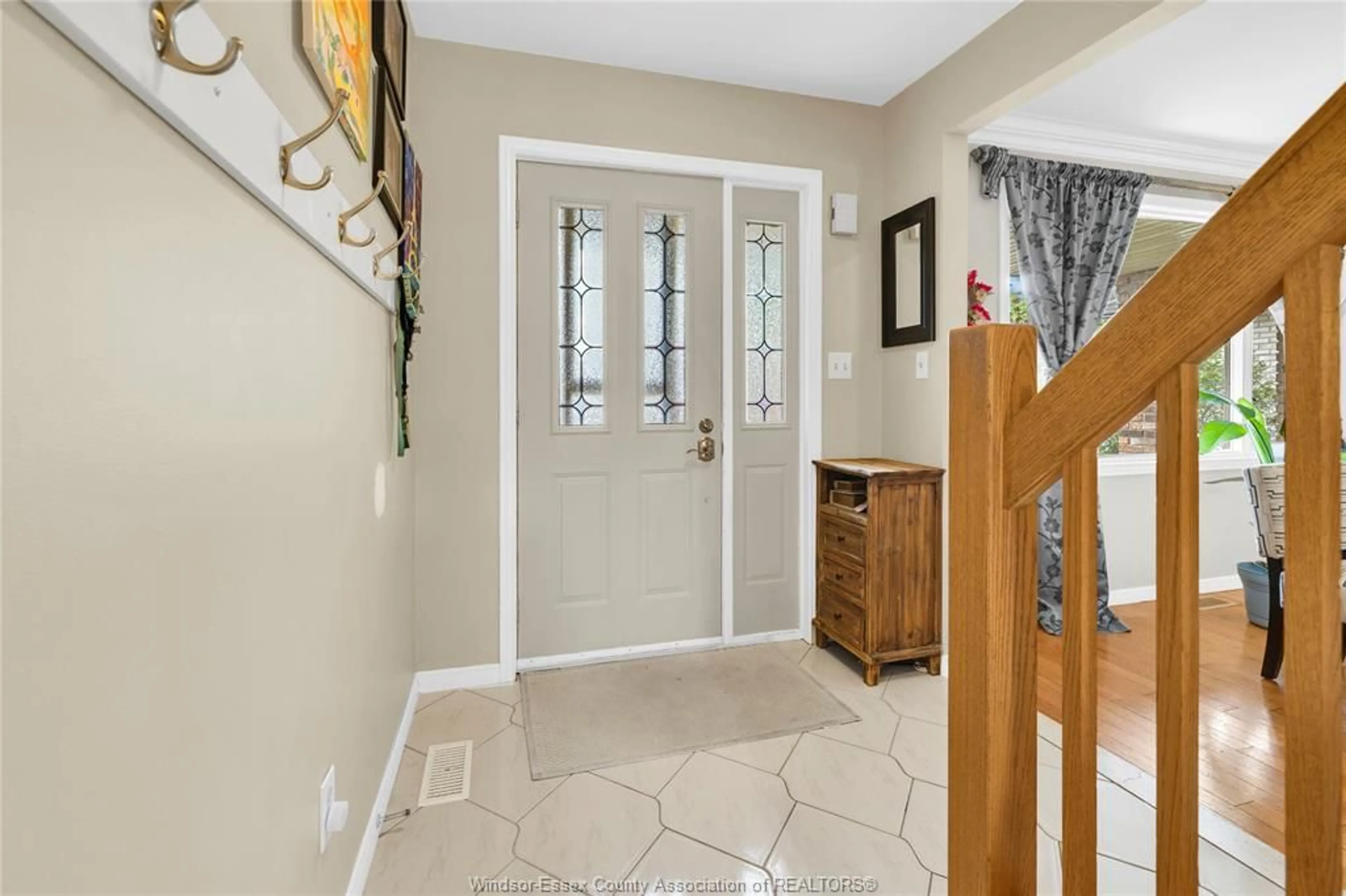 Indoor entryway for 555 MICHAEL Dr, Tecumseh Ontario N8N 4N1