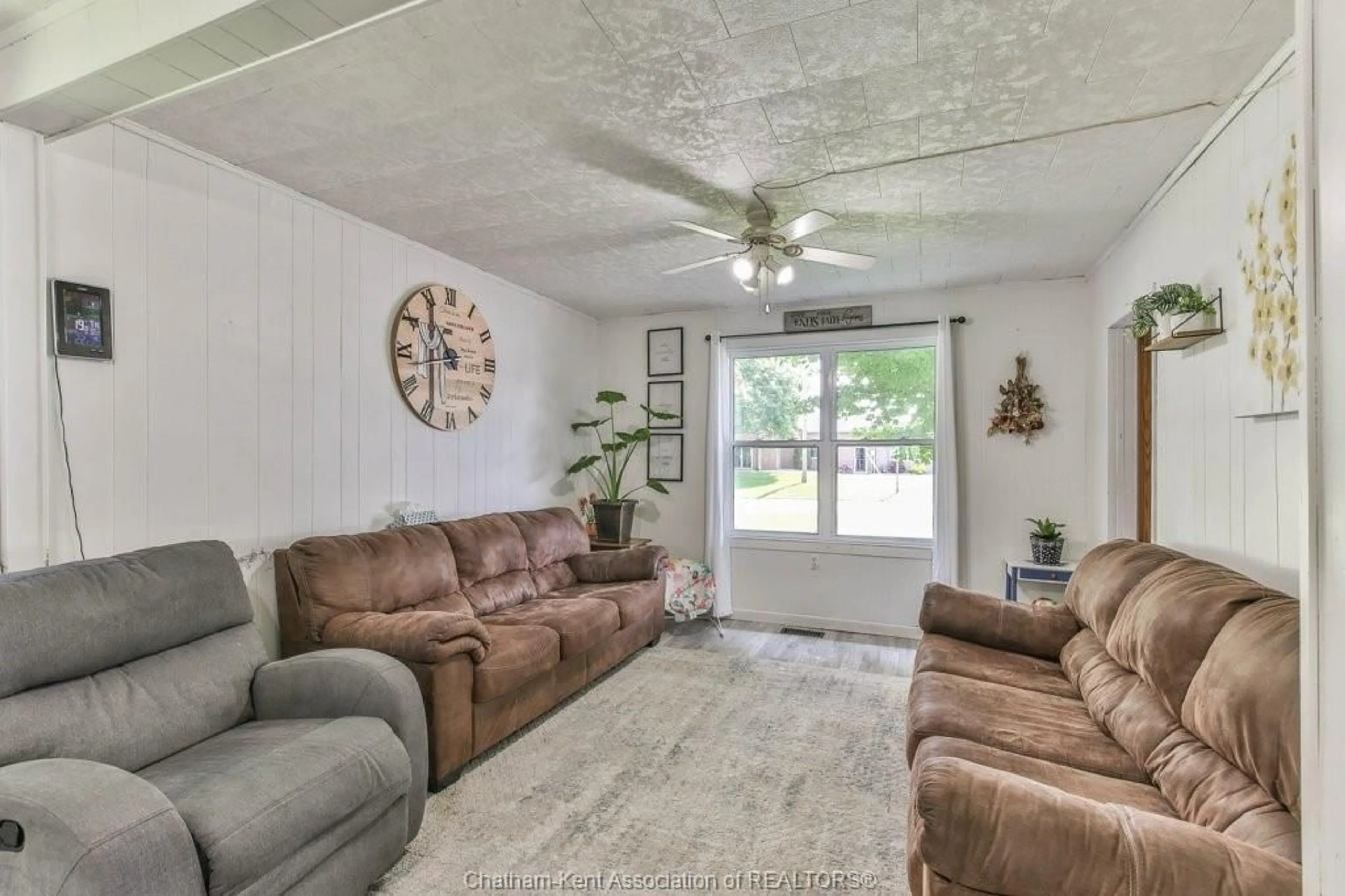 Living room with furniture, unknown for 6735 Richmond Rd, Elgin County Ontario N5H 2R5