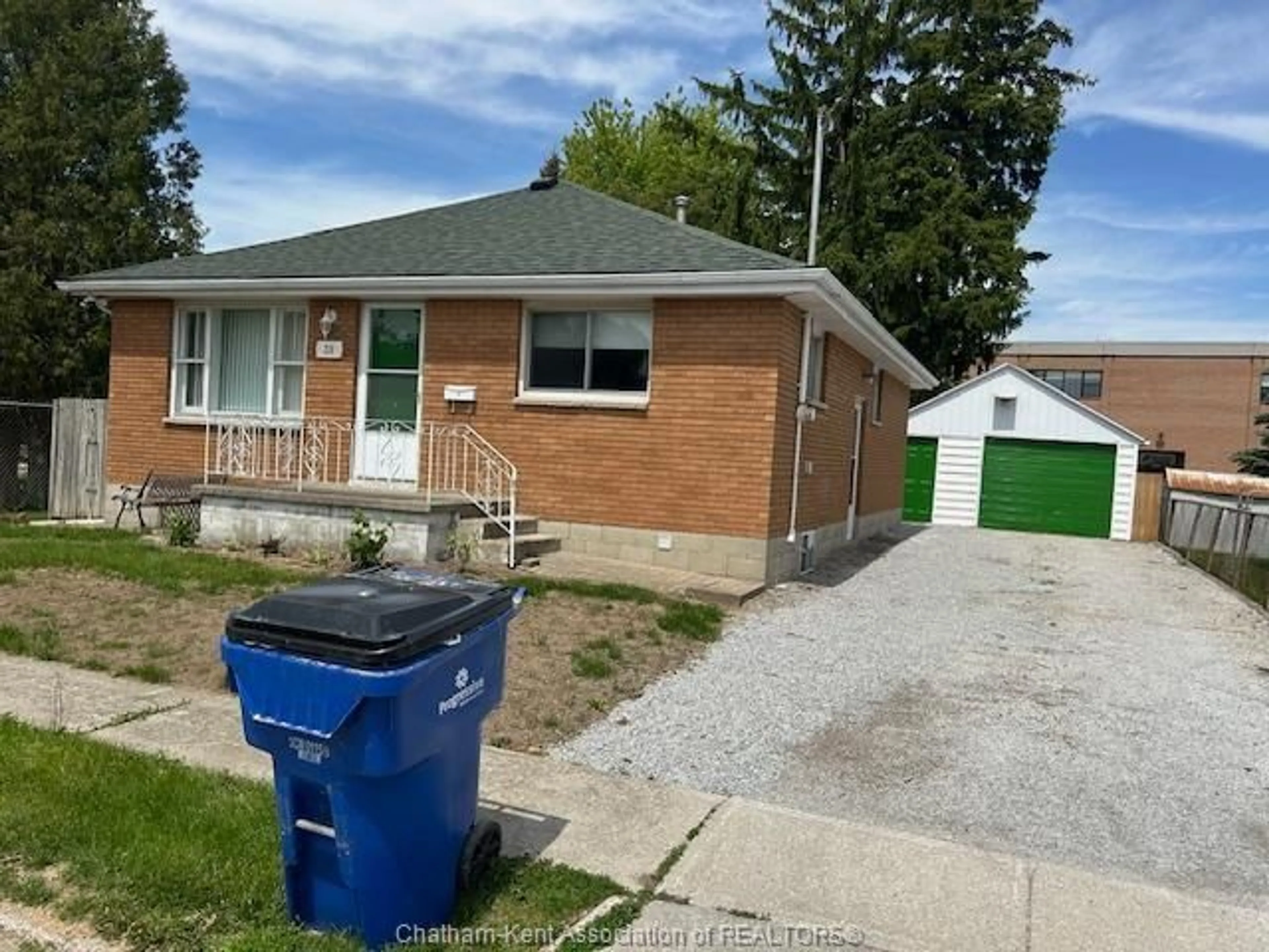 A pic from outside/outdoor area/front of a property/back of a property/a pic from drone, street for 39 INGRAM St, Chatham Ontario N7L 3N6