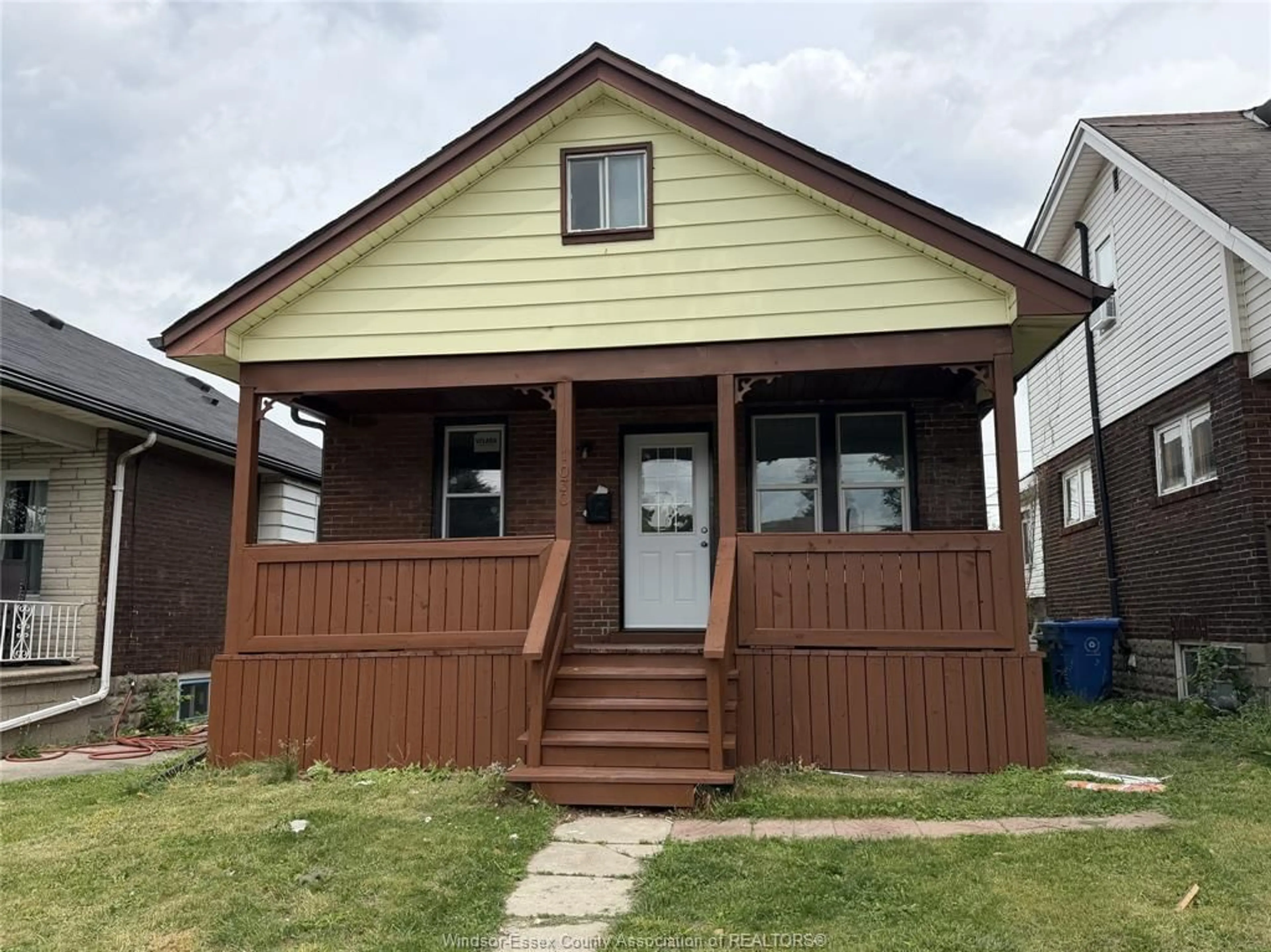 Home with vinyl exterior material, street for 1030 OAK St, Windsor Ontario N9A 5G4