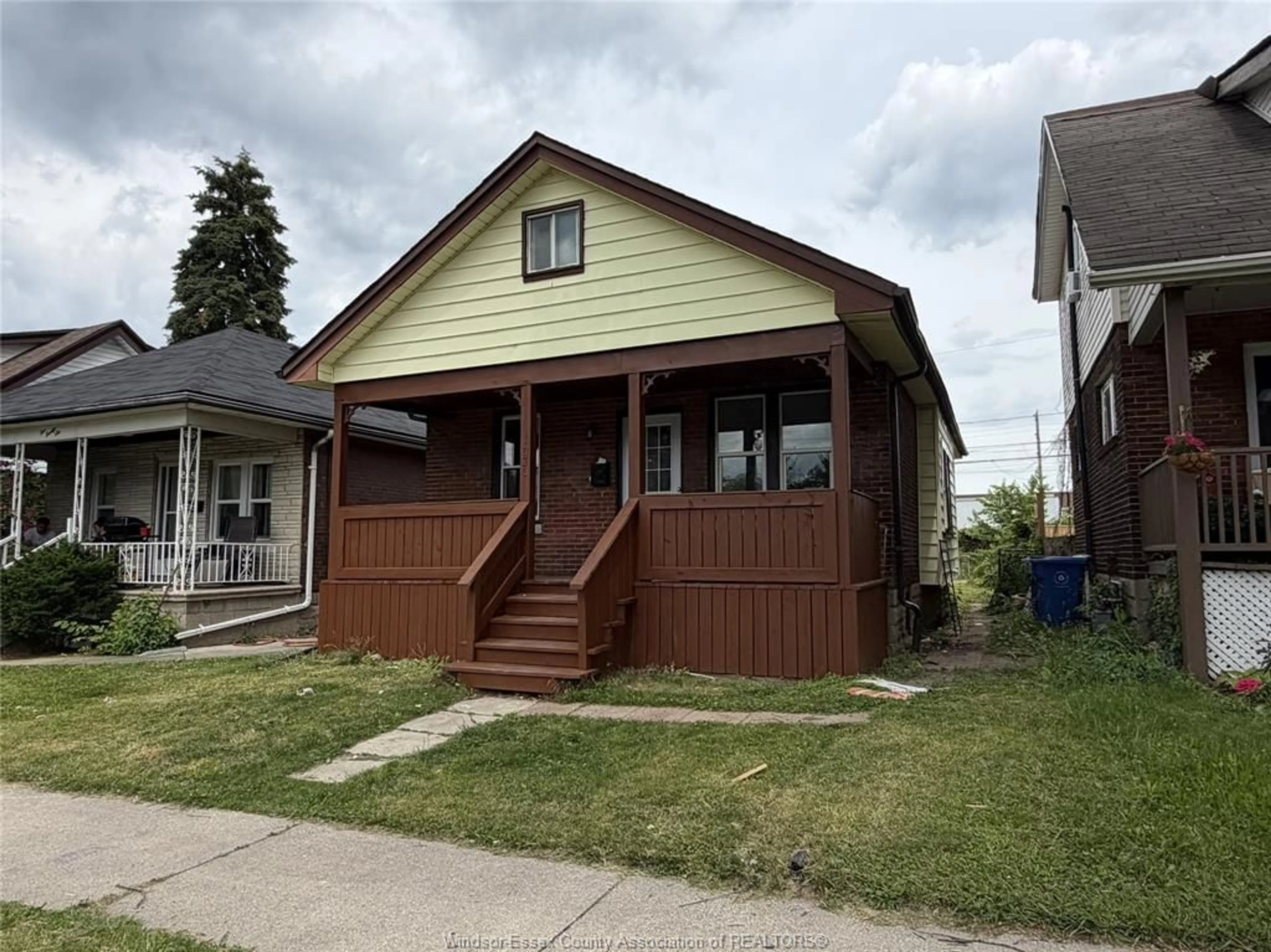 Home with vinyl exterior material, street for 1030 OAK St, Windsor Ontario N9A 5G4