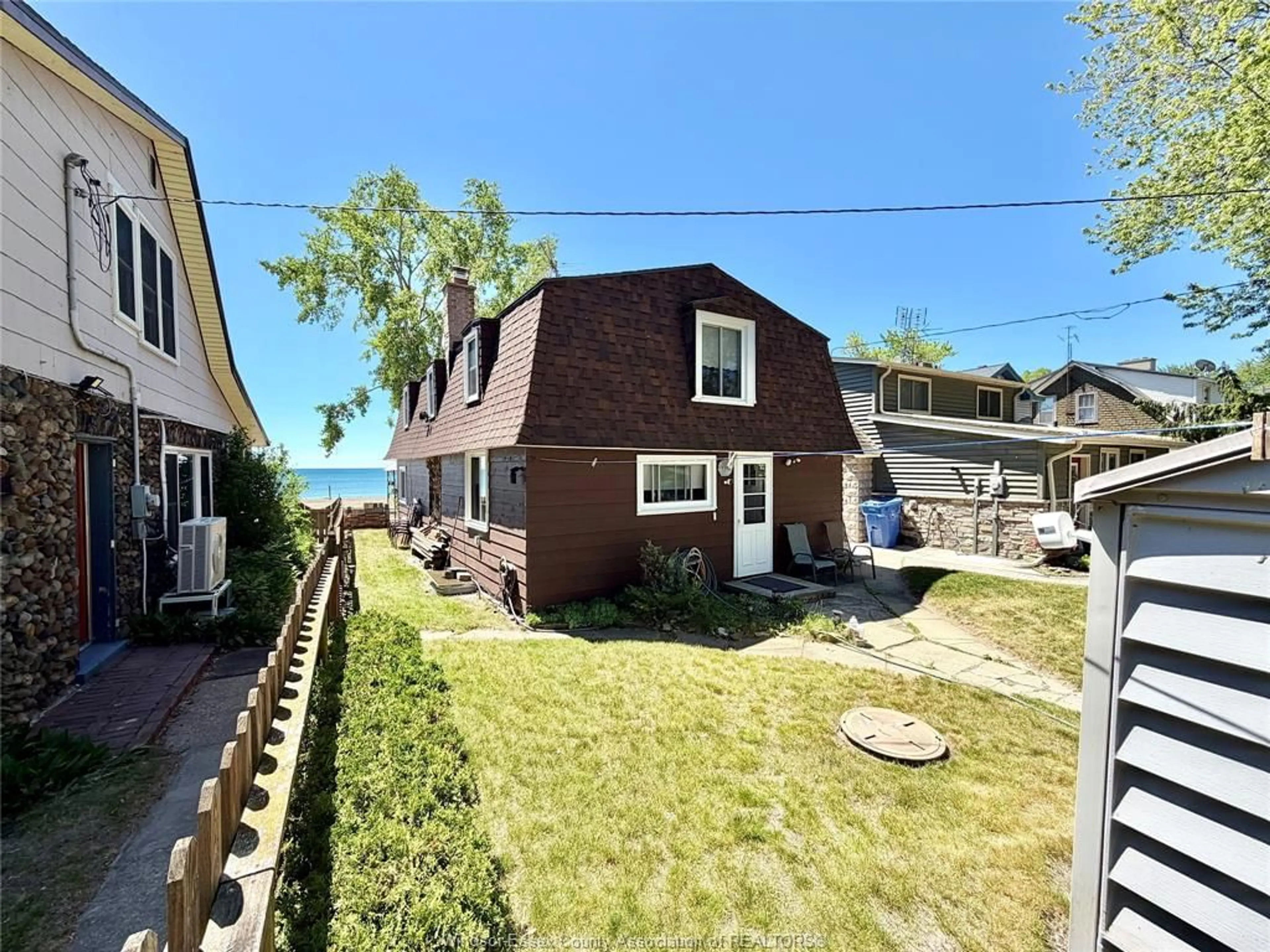 A pic from outside/outdoor area/front of a property/back of a property/a pic from drone, street for 1041 HERITAGE Rd, Kingsville Ontario N9Y 2E6