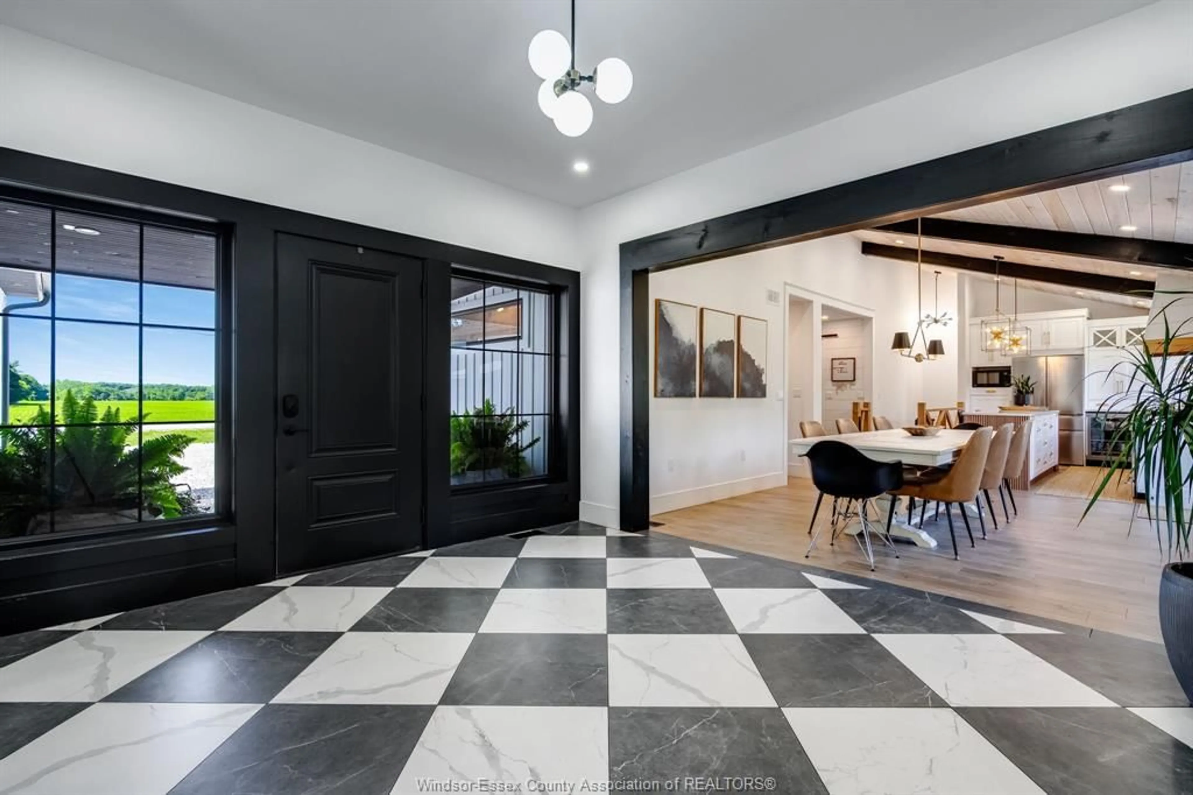 Indoor entryway for 568 Road 2 W, Kingsville Ontario N9Y 2E4