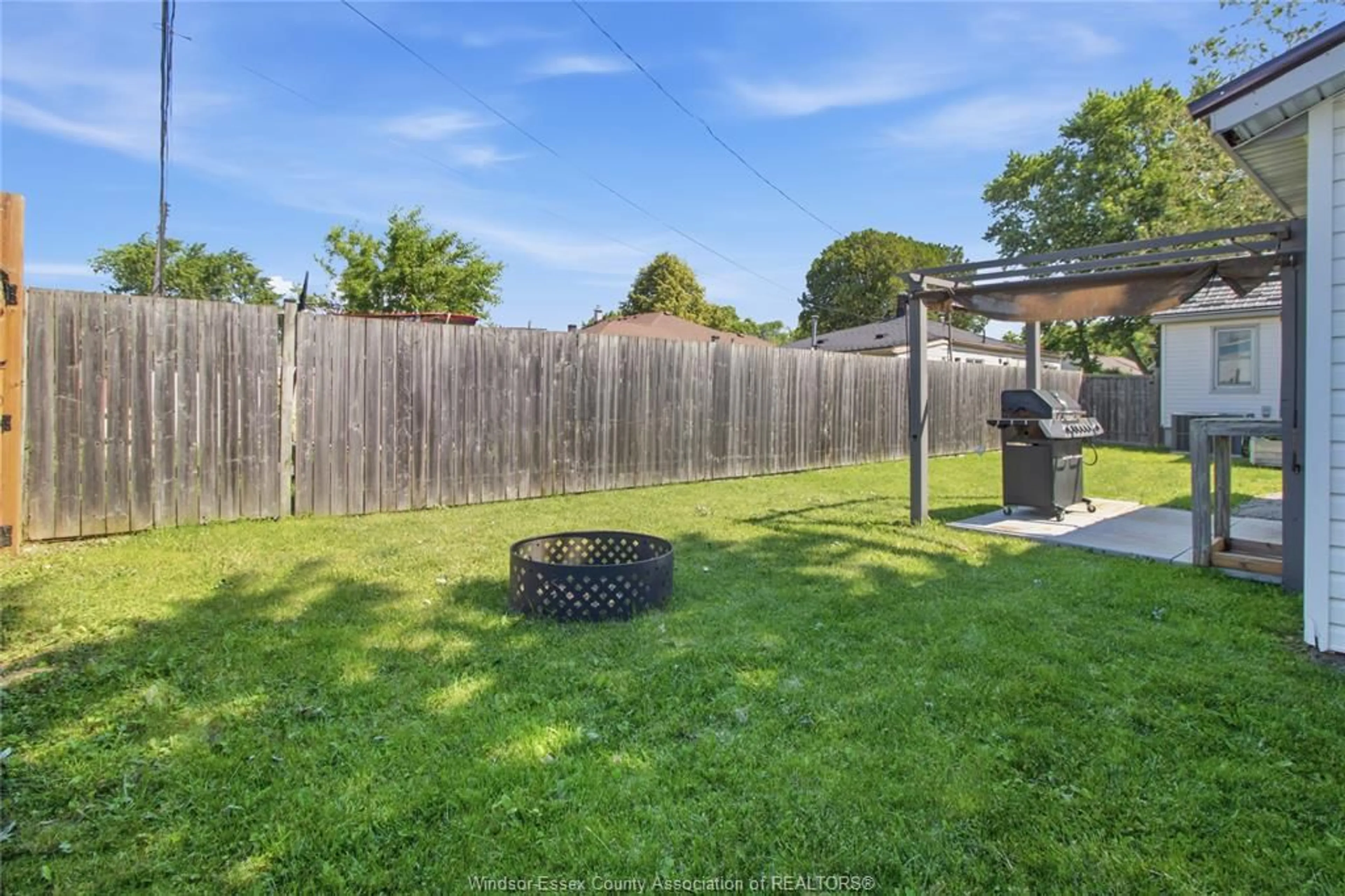 A pic from outside/outdoor area/front of a property/back of a property/a pic from drone, unknown for 2625 ALEXIS Rd, Windsor Ontario N8W 3Z8