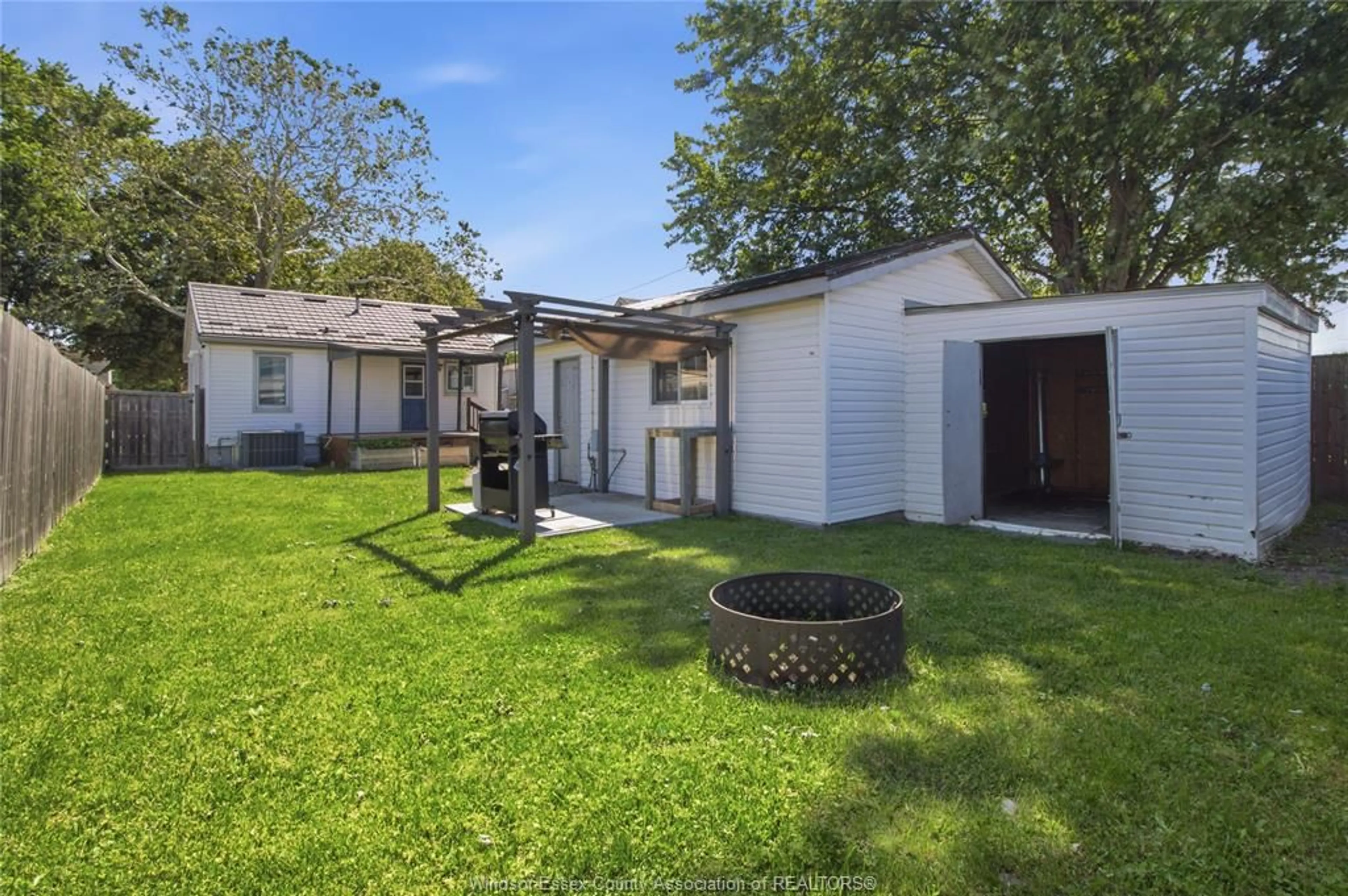 A pic from outside/outdoor area/front of a property/back of a property/a pic from drone, street for 2625 ALEXIS Rd, Windsor Ontario N8W 3Z8