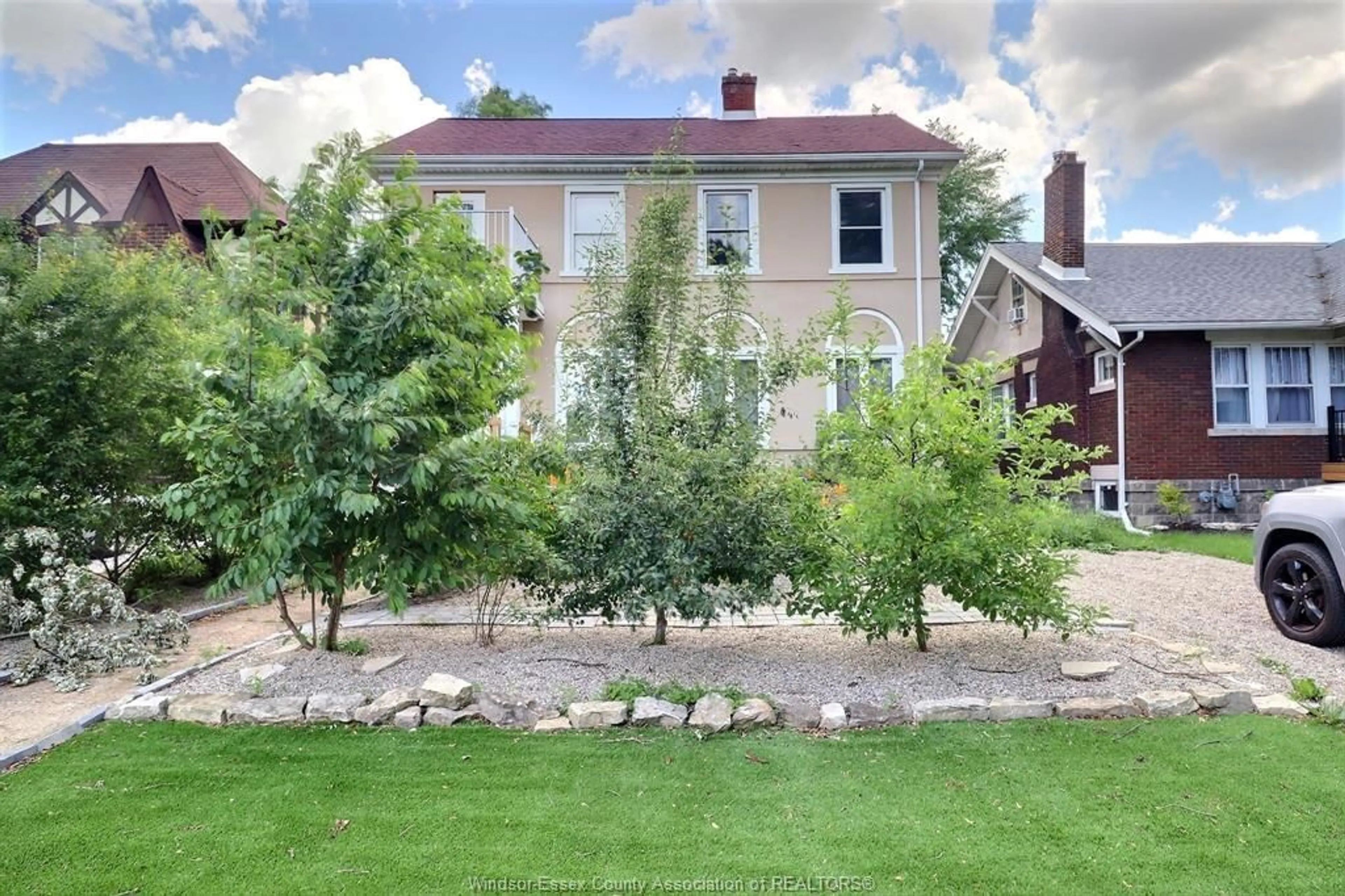 A pic from outside/outdoor area/front of a property/back of a property/a pic from drone, street for 956 VICTORIA, Windsor Ontario N9A 4N4