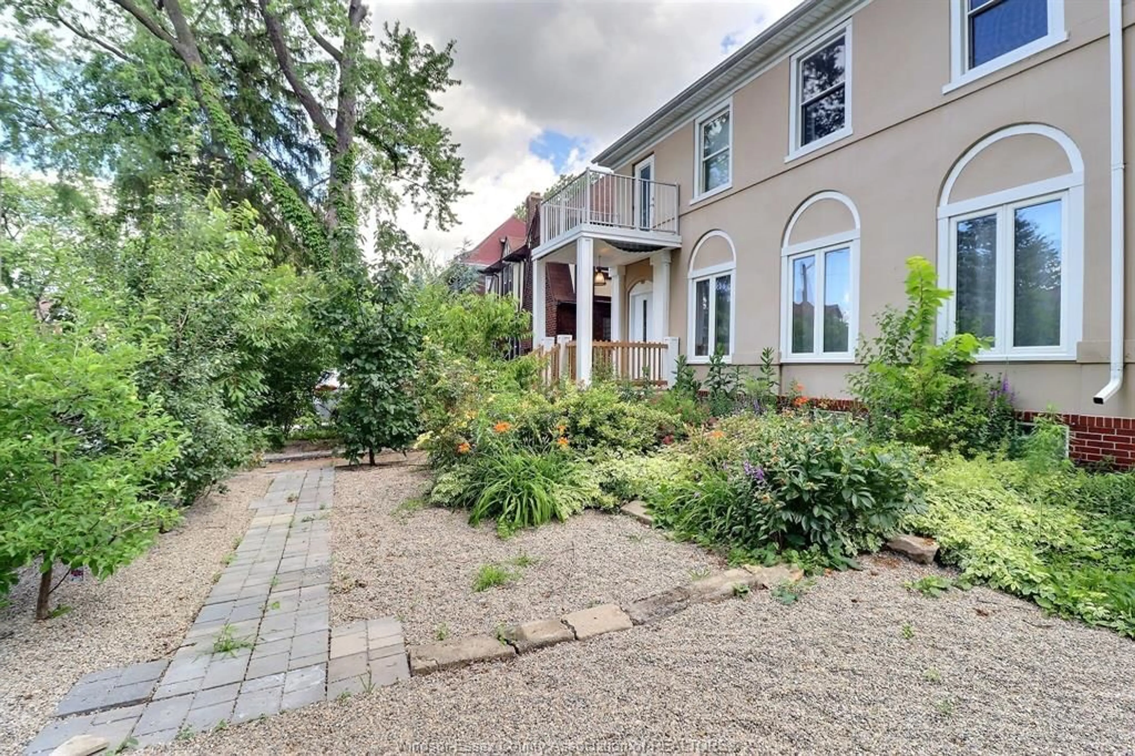 Patio, street for 956 VICTORIA, Windsor Ontario N9A 4N4