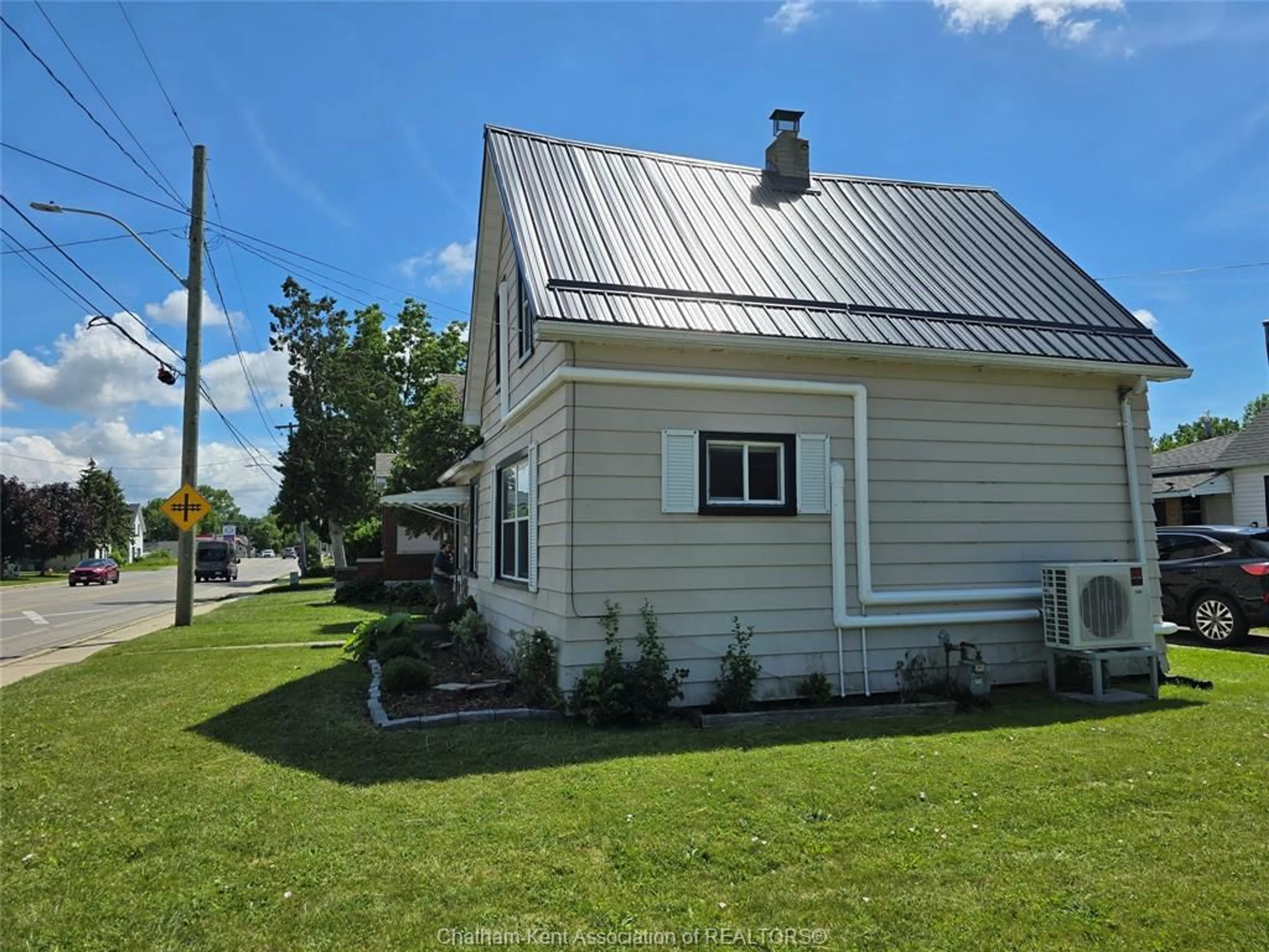 Home with vinyl exterior material, street for 306 Murray St, Wallaceburg Ontario N8A 1V4
