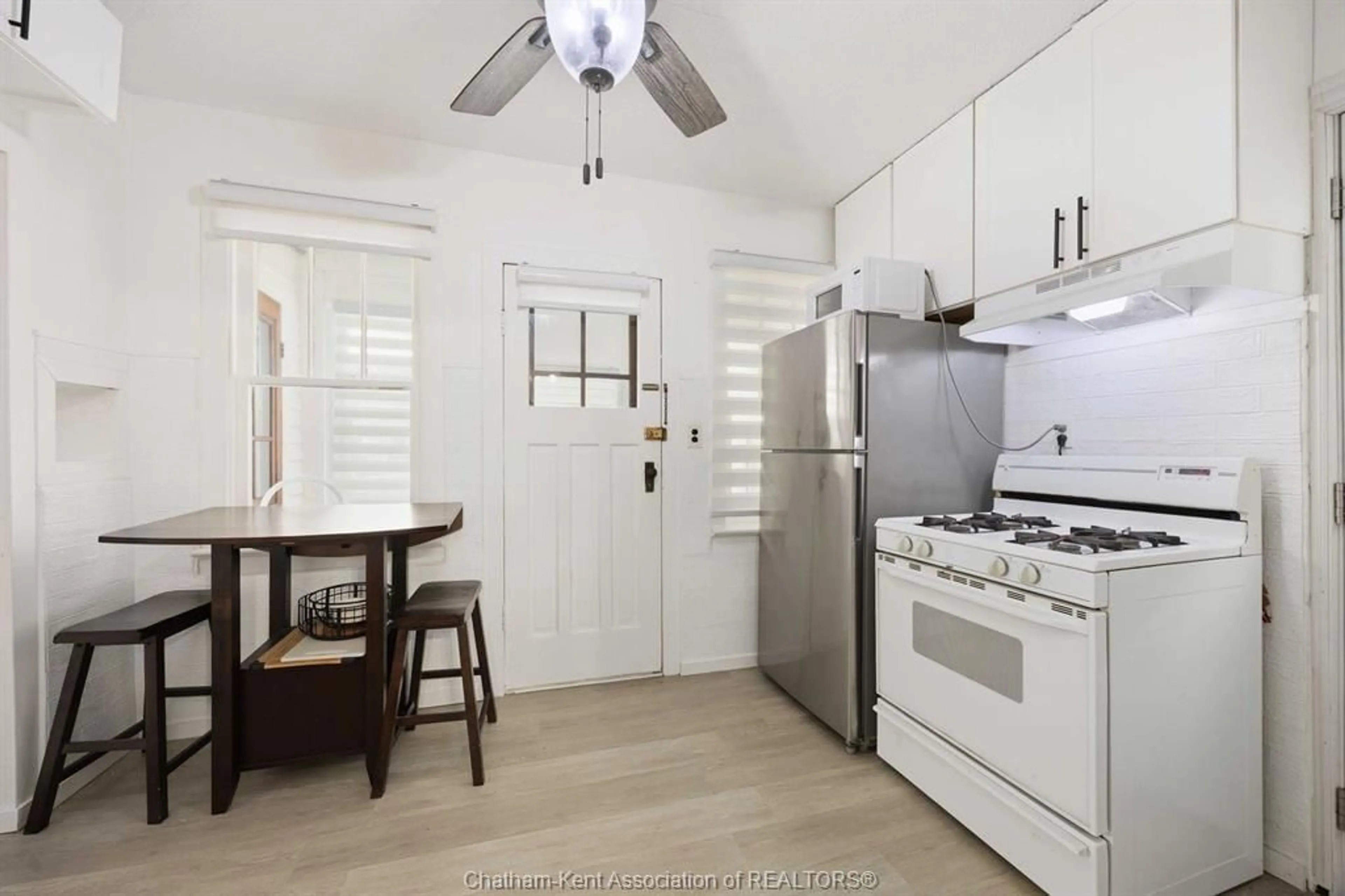 Standard kitchen, unknown for 306 Murray St, Wallaceburg Ontario N8A 1V4