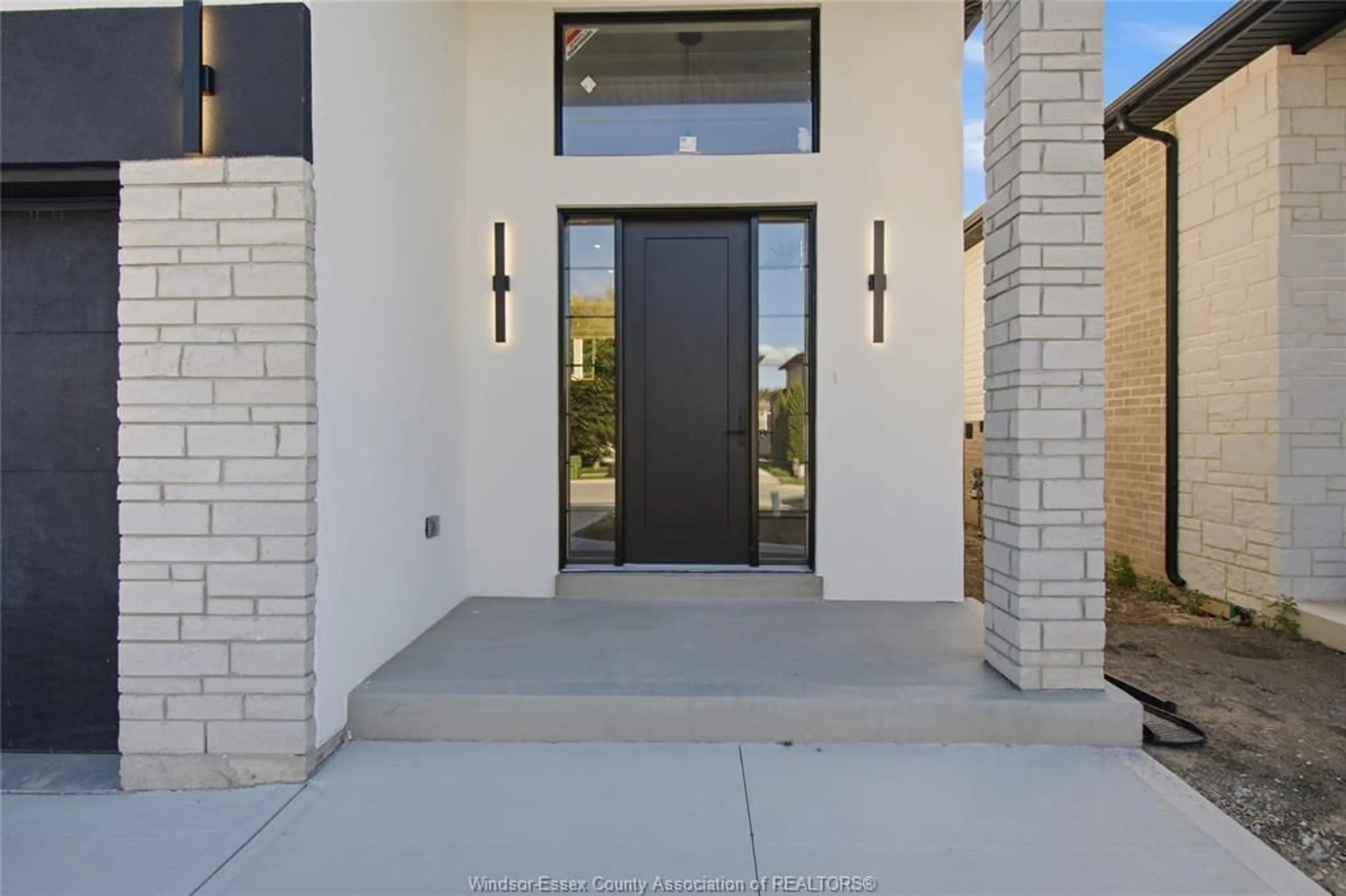 Indoor entryway for 3025 MCROBBIE Cres, Windsor Ontario N8R 0A7