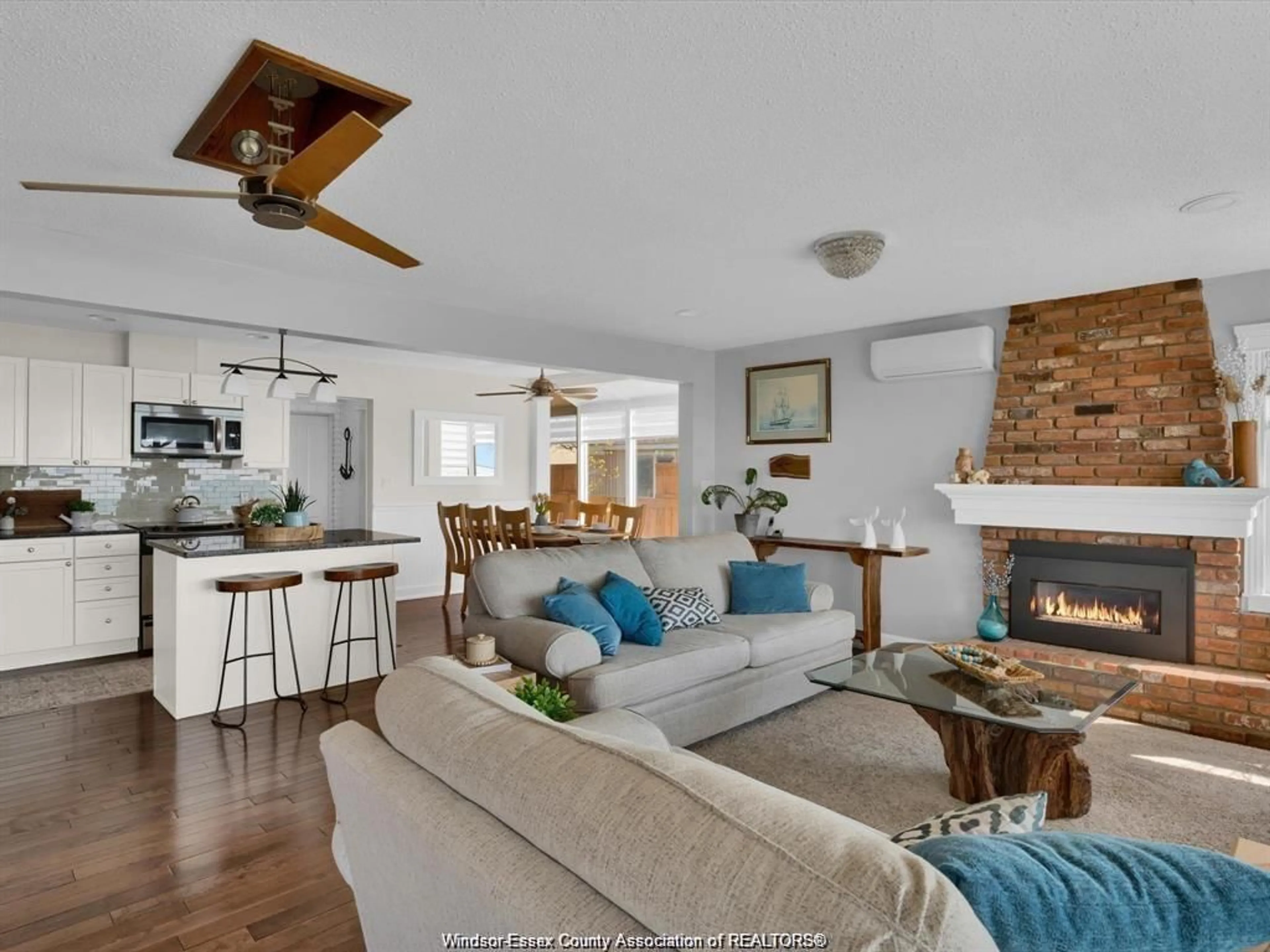 Living room with furniture, wood/laminate floor for 39 WOODBRIDGE Dr, Amherstburg Ontario N9V 1T9