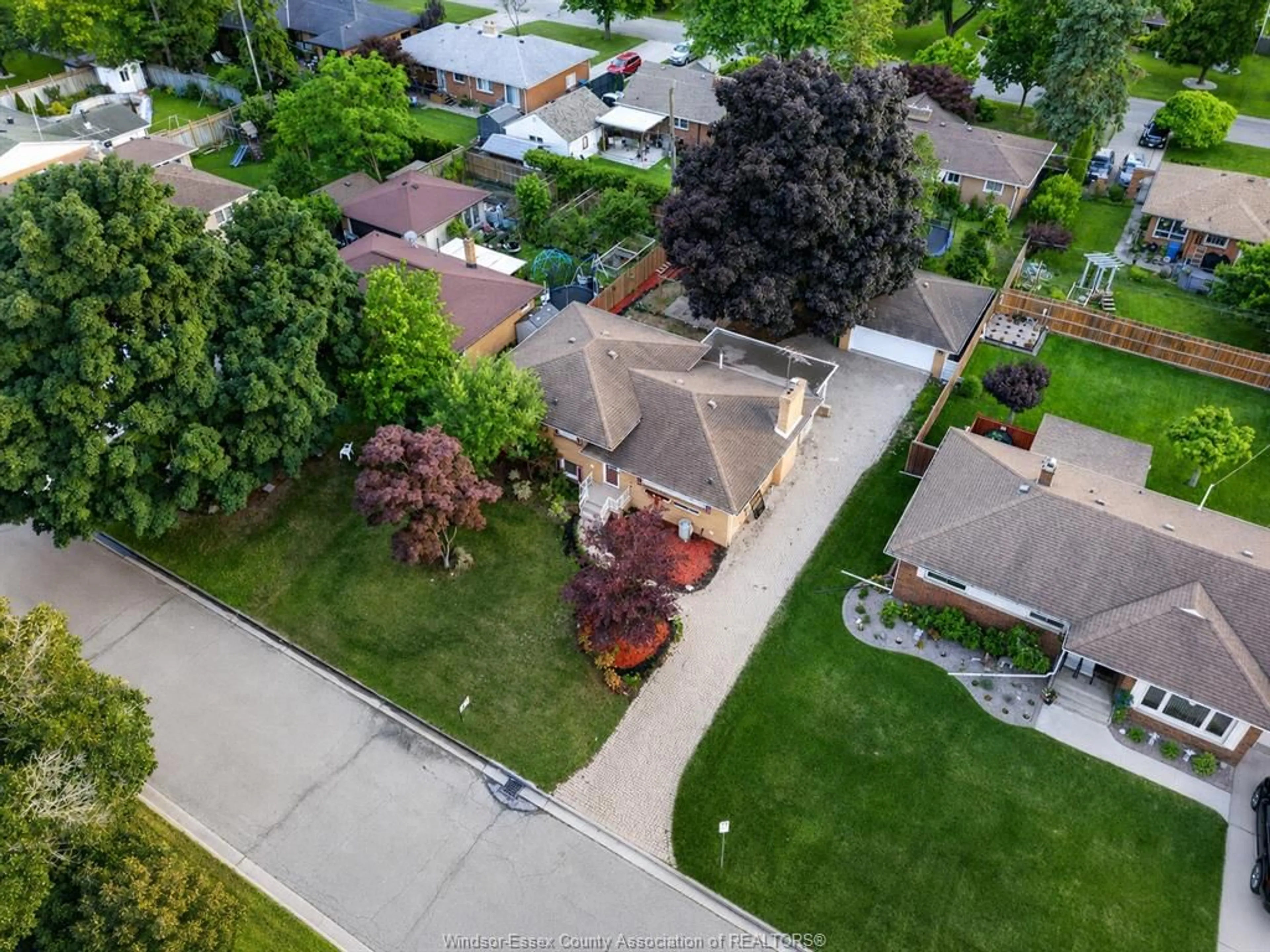A pic from outside/outdoor area/front of a property/back of a property/a pic from drone, street for 2445 EVERTS, Windsor Ontario N9E 2T8