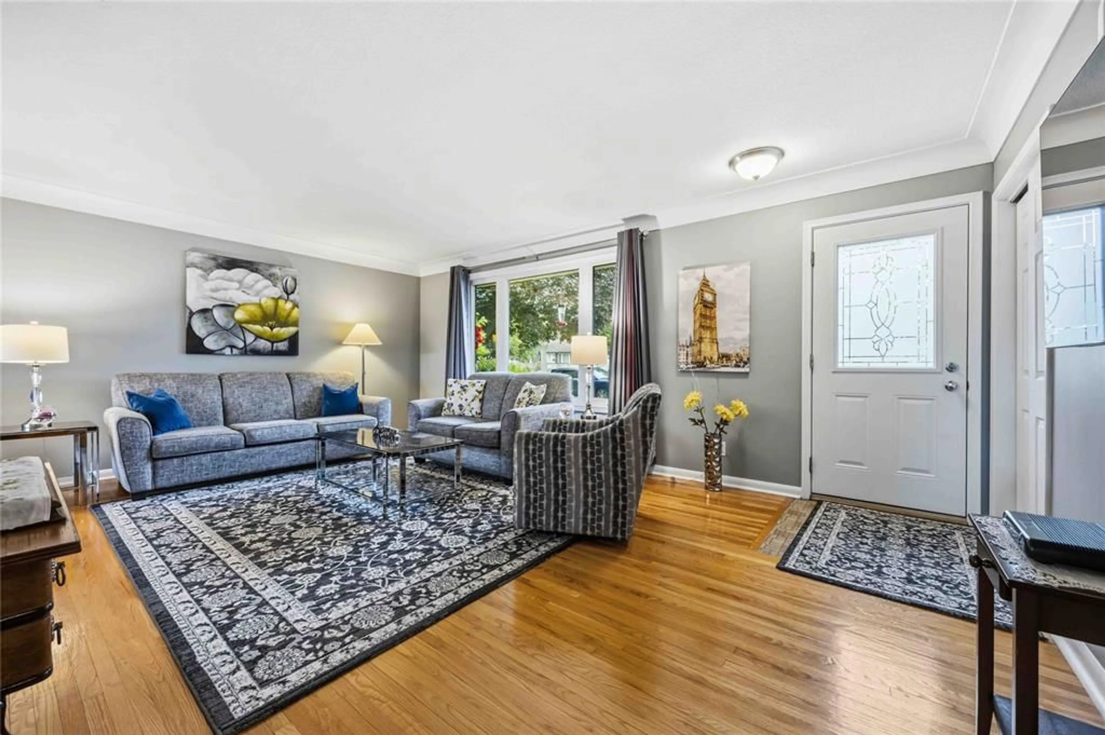 Living room with furniture, unknown for 197 BORDEN St, Sarnia Ontario N7S 1E7