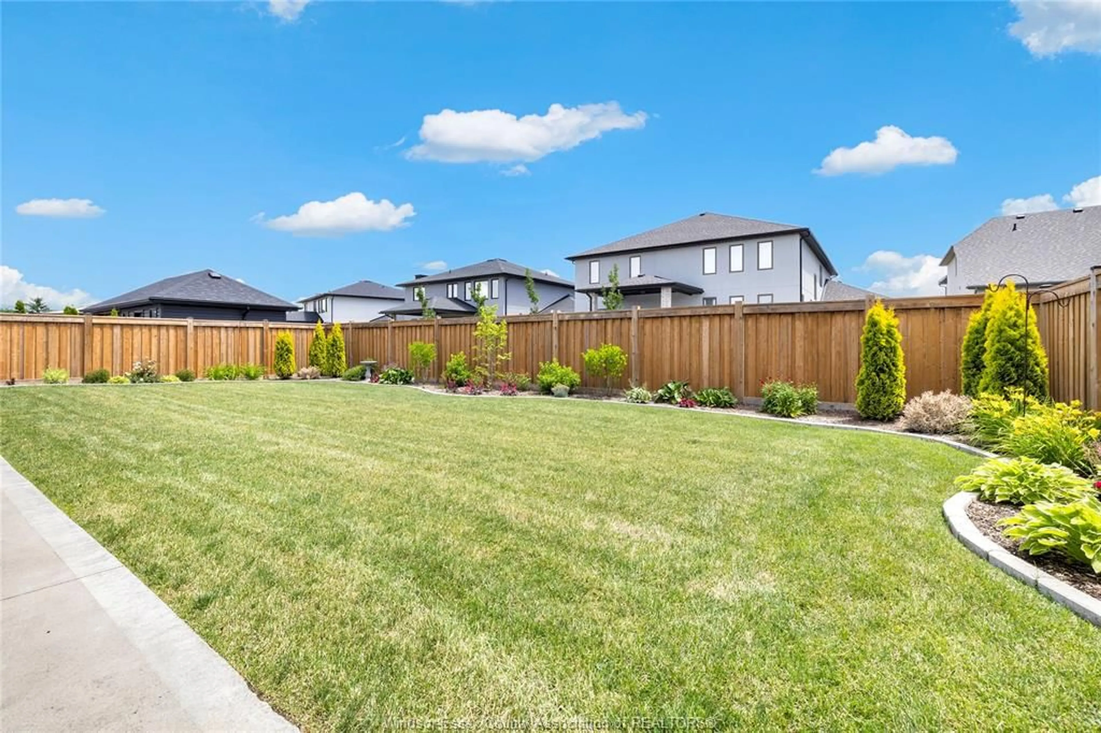 A pic from outside/outdoor area/front of a property/back of a property/a pic from drone, street for 67 HILTON Crt, Amherstburg Ontario N9V 0A8