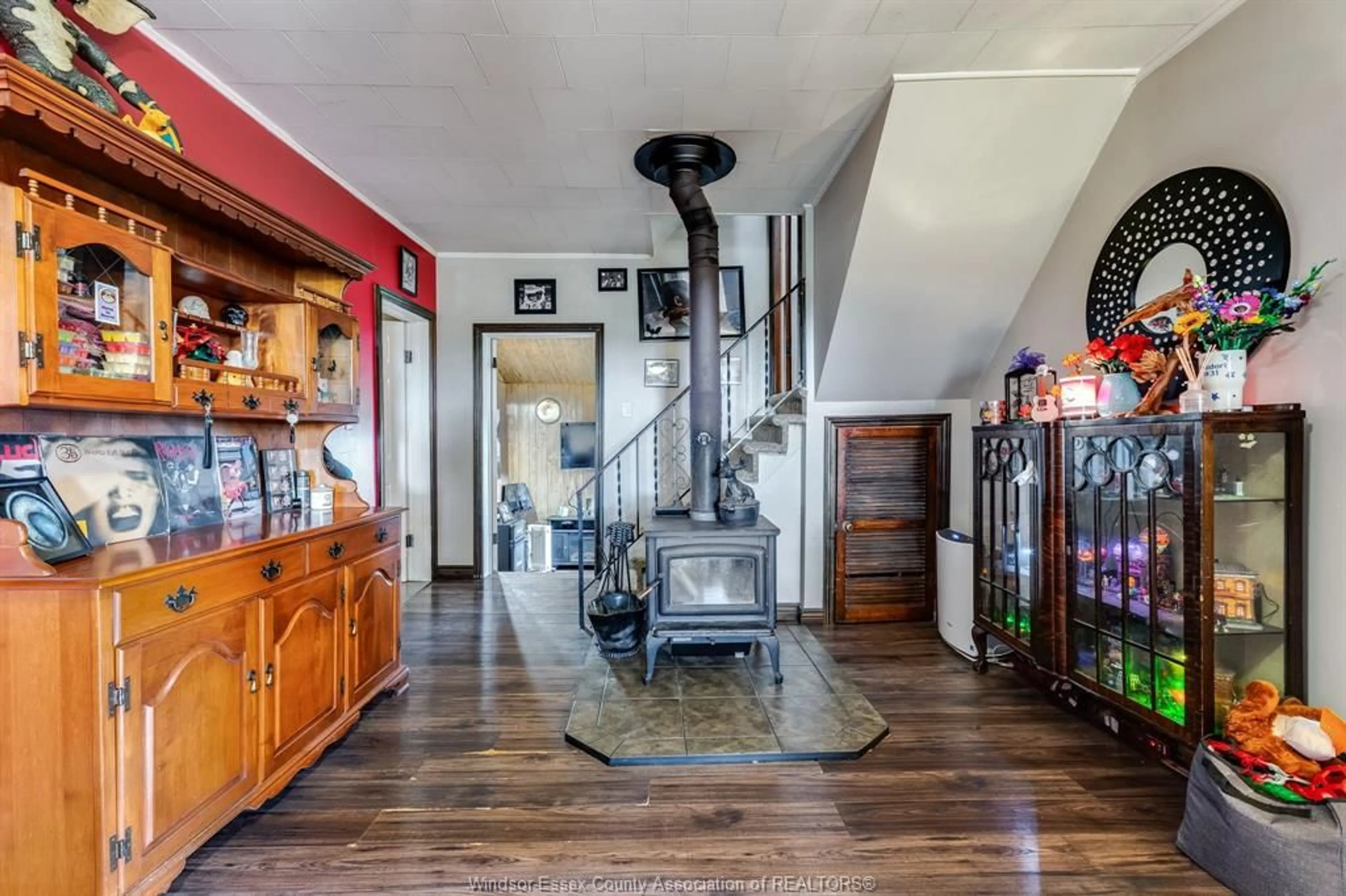 Indoor foyer for 2438 4th Concession Line, Chatham-Kent Ontario N0P 1H0