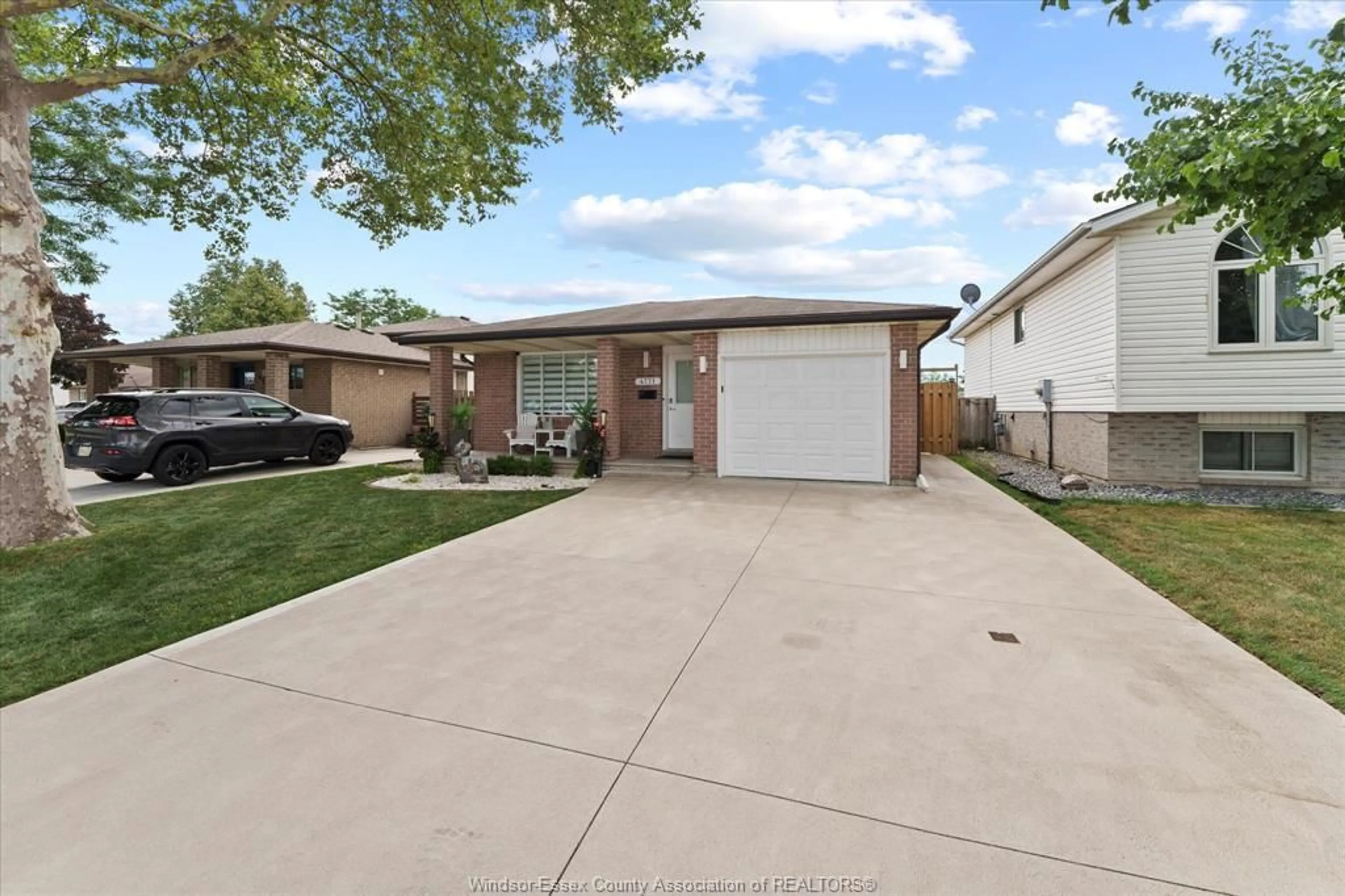 A pic from outside/outdoor area/front of a property/back of a property/a pic from drone, street for 4771 THERESA, Windsor Ontario N8T 3M8