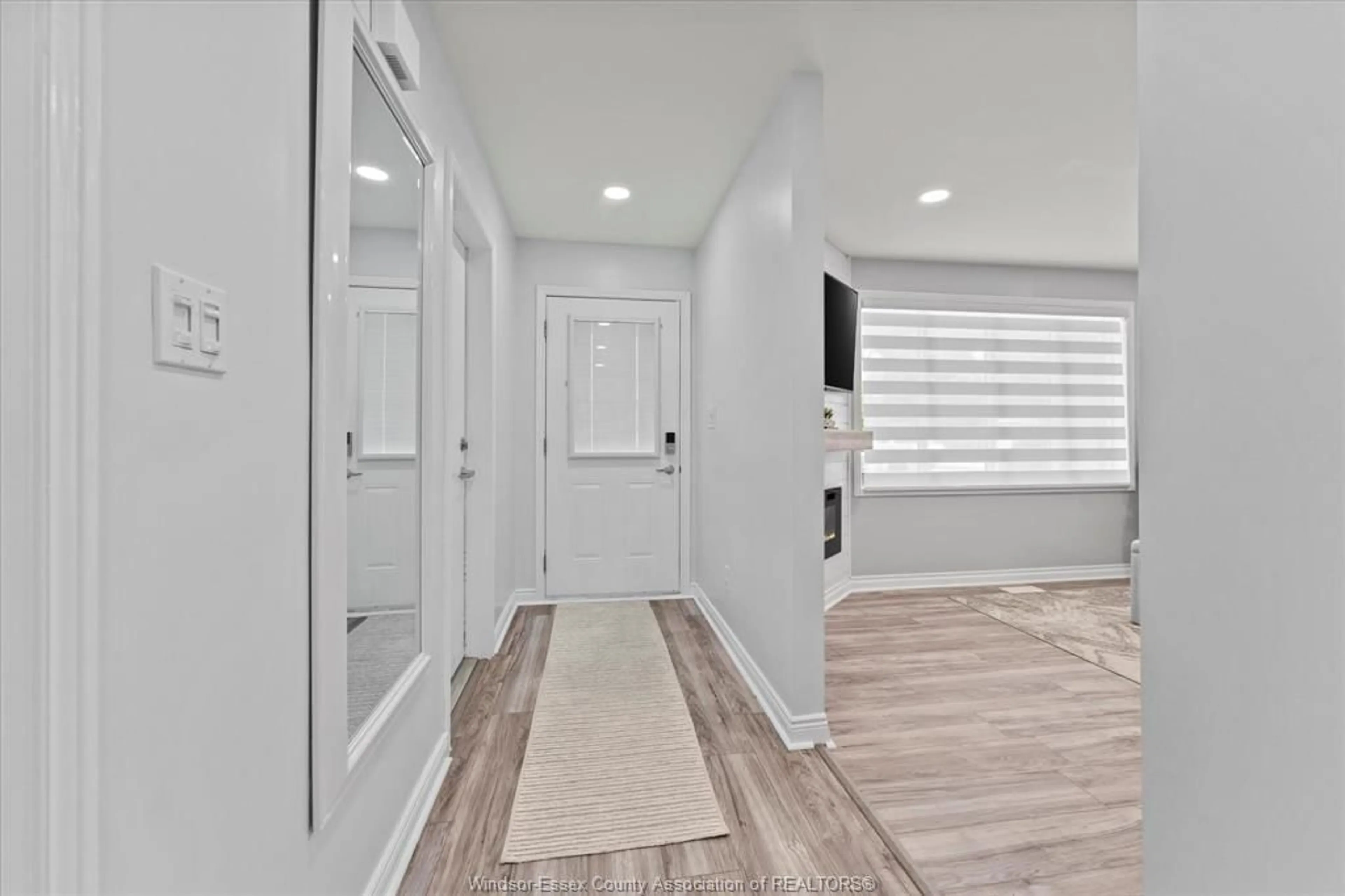 Indoor entryway for 4771 THERESA, Windsor Ontario N8T 3M8