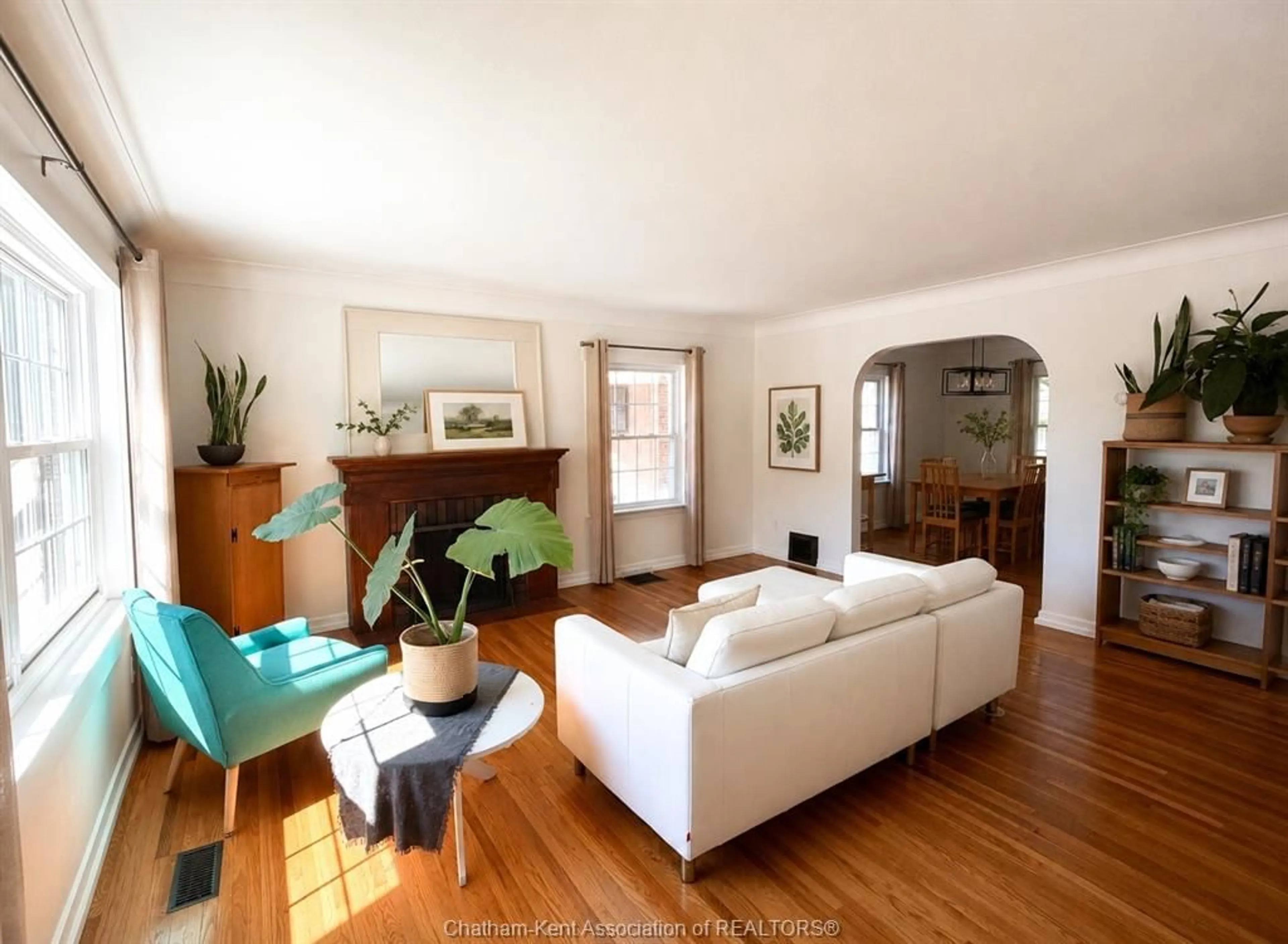 Living room with furniture, wood/laminate floor for 20 Sparks Dr, Chatham Ontario N7M 4J1