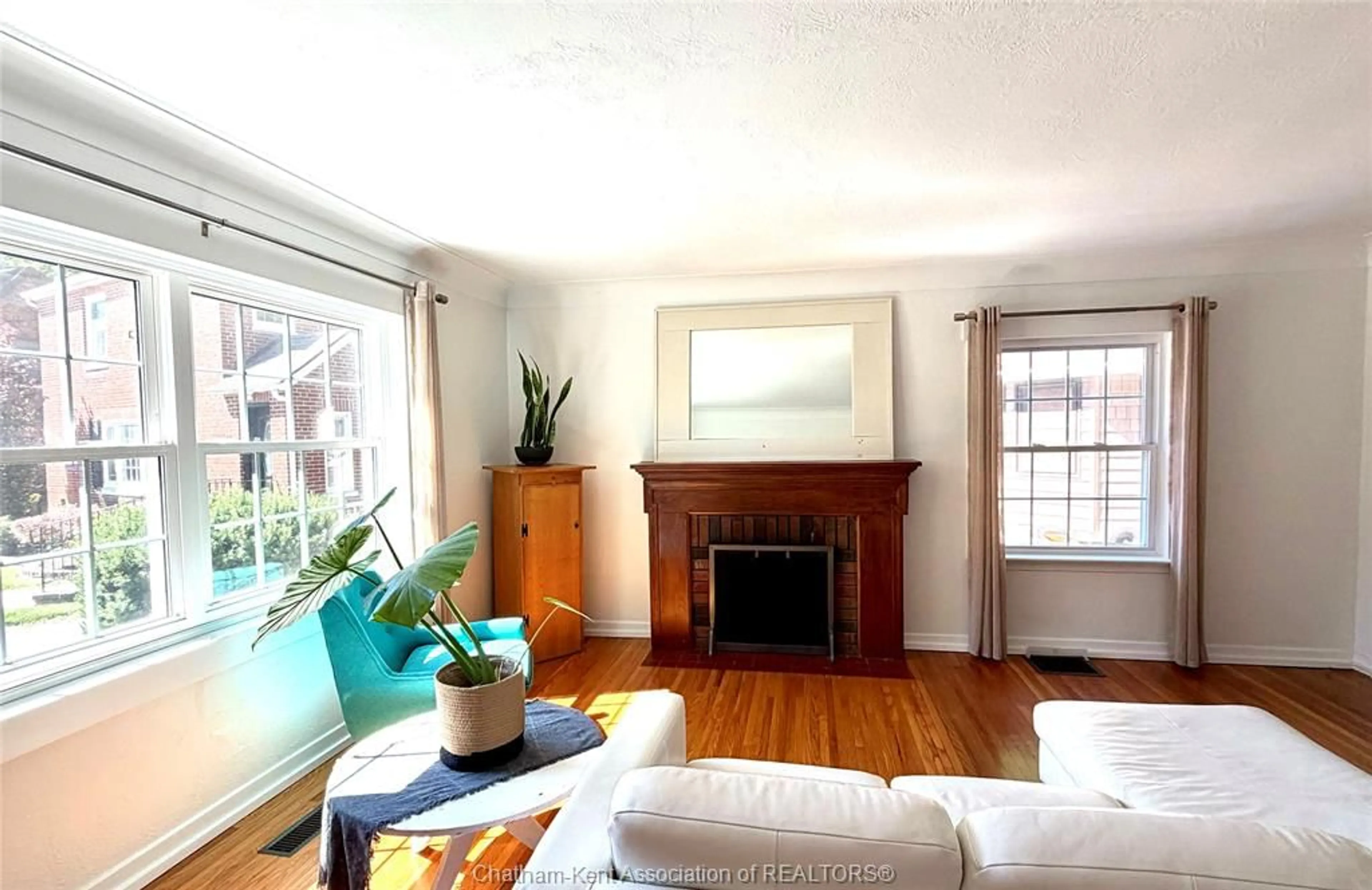 Living room with furniture, wood/laminate floor for 20 Sparks Dr, Chatham Ontario N7M 4J1