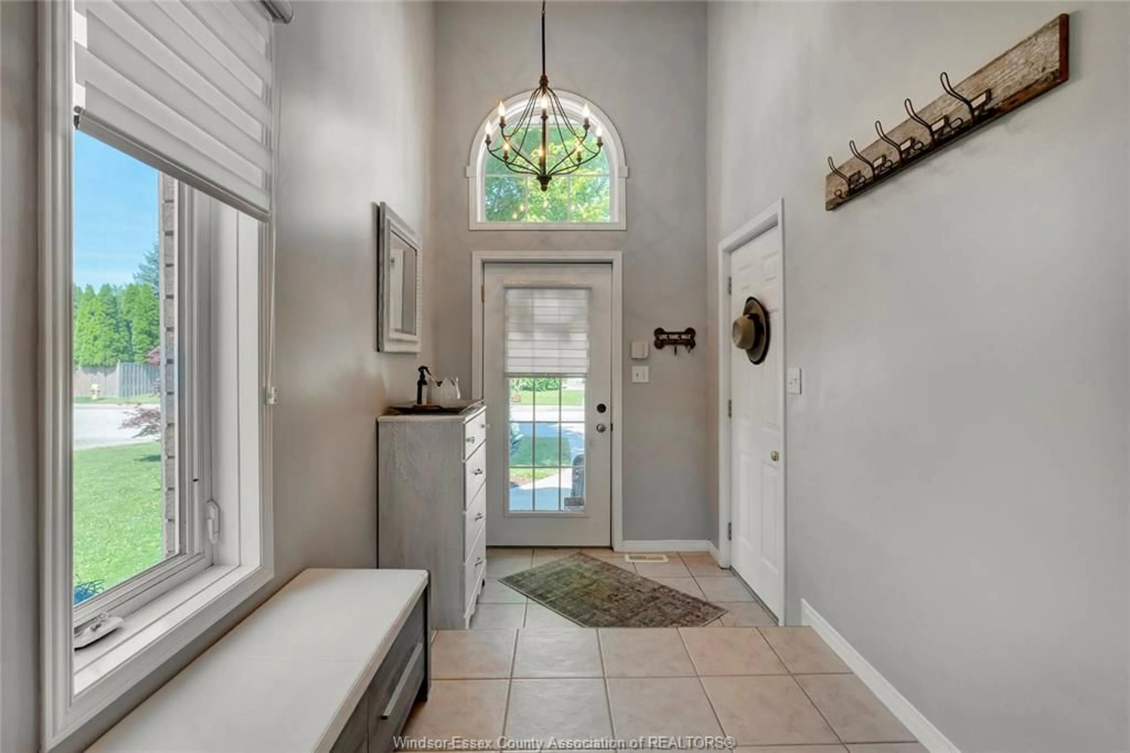 Indoor entryway for 1545 VOLLANS St, LaSalle Ontario N9H 2M9