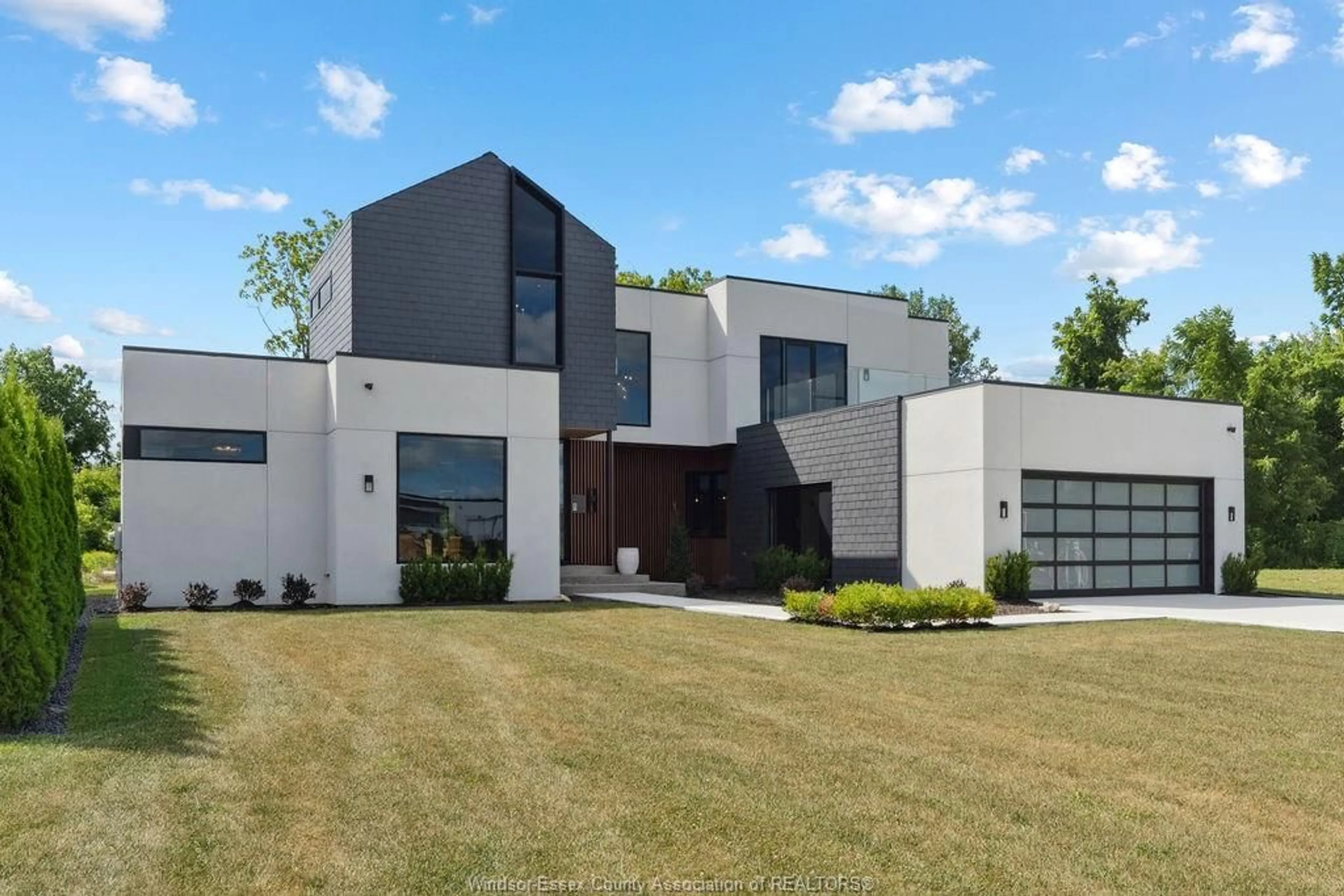 Home with brick exterior material, street for 152 GRANDVIEW Ave, Kingsville Ontario N9Y 0C8