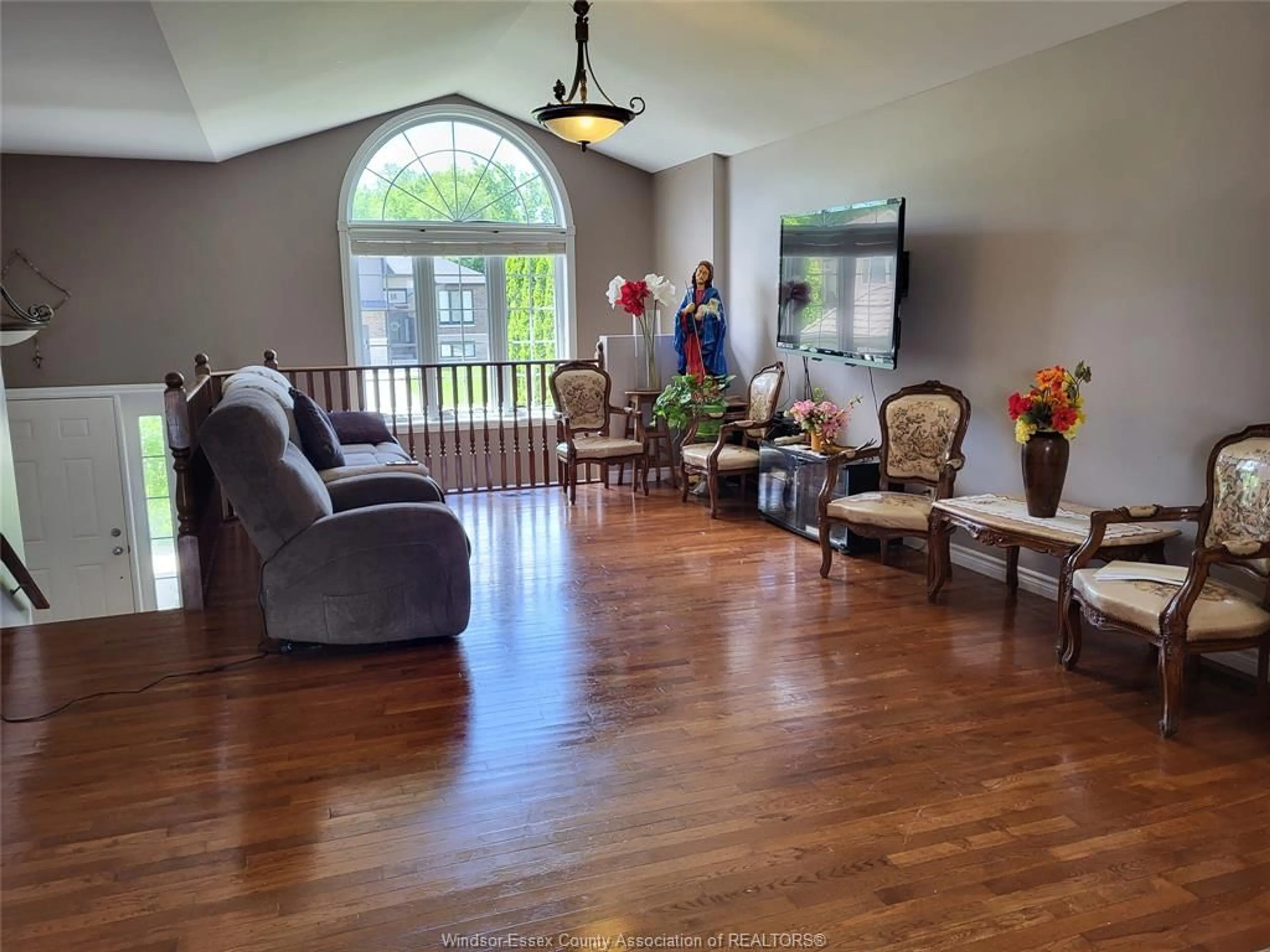 Living room with furniture, wood/laminate floor for 340 WHITE Cres, Amherstburg Ontario N9V 4C7