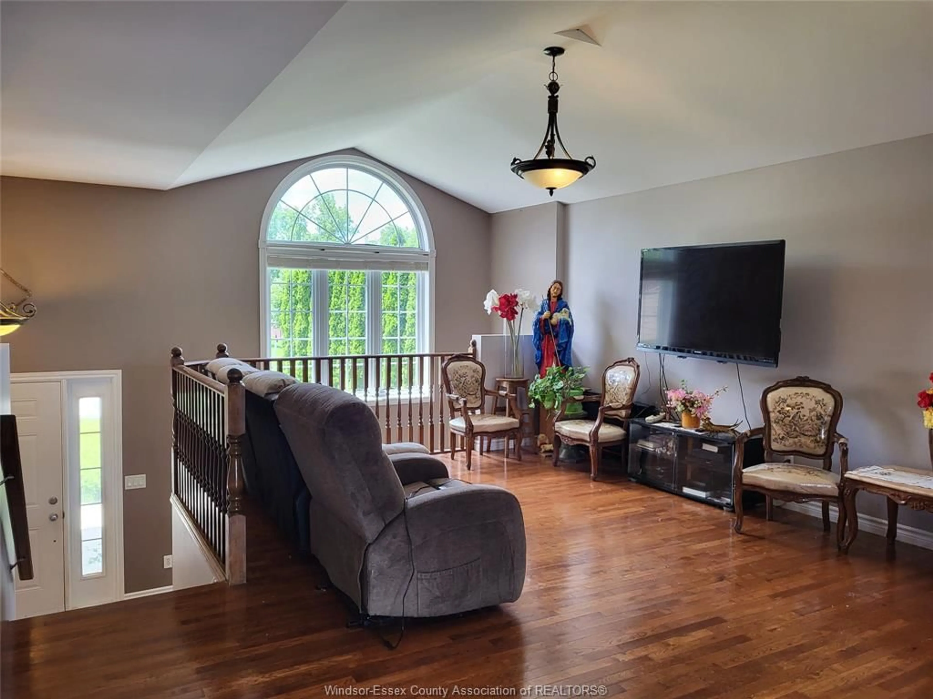 Living room with furniture, wood/laminate floor for 340 WHITE Cres, Amherstburg Ontario N9V 4C7
