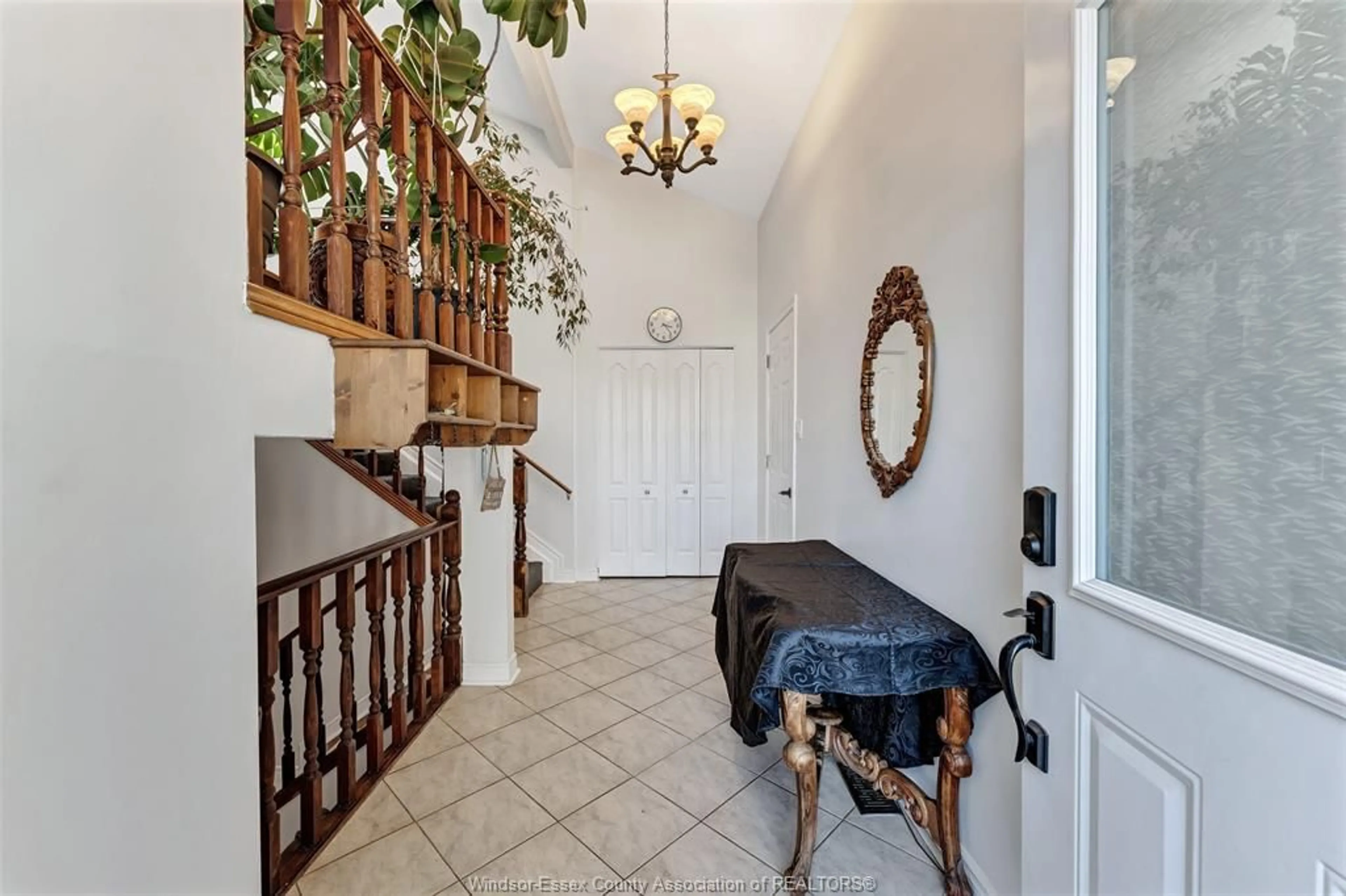 Indoor entryway for 1723 HOMESTEAD Lane, LaSalle Ontario N9H 2C7