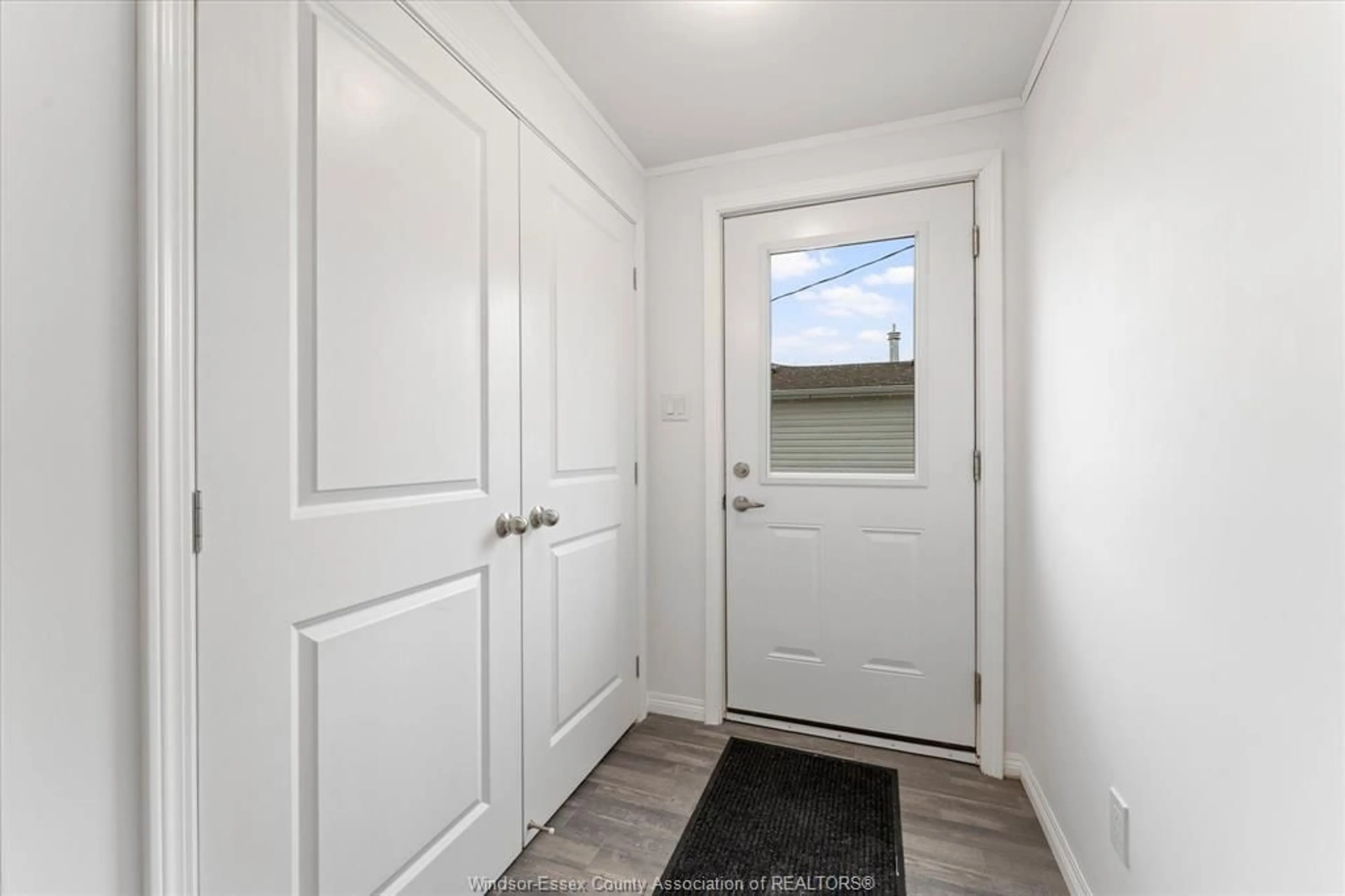 Indoor entryway for 2 LINDA, Lakeshore Ontario N8N 2P4