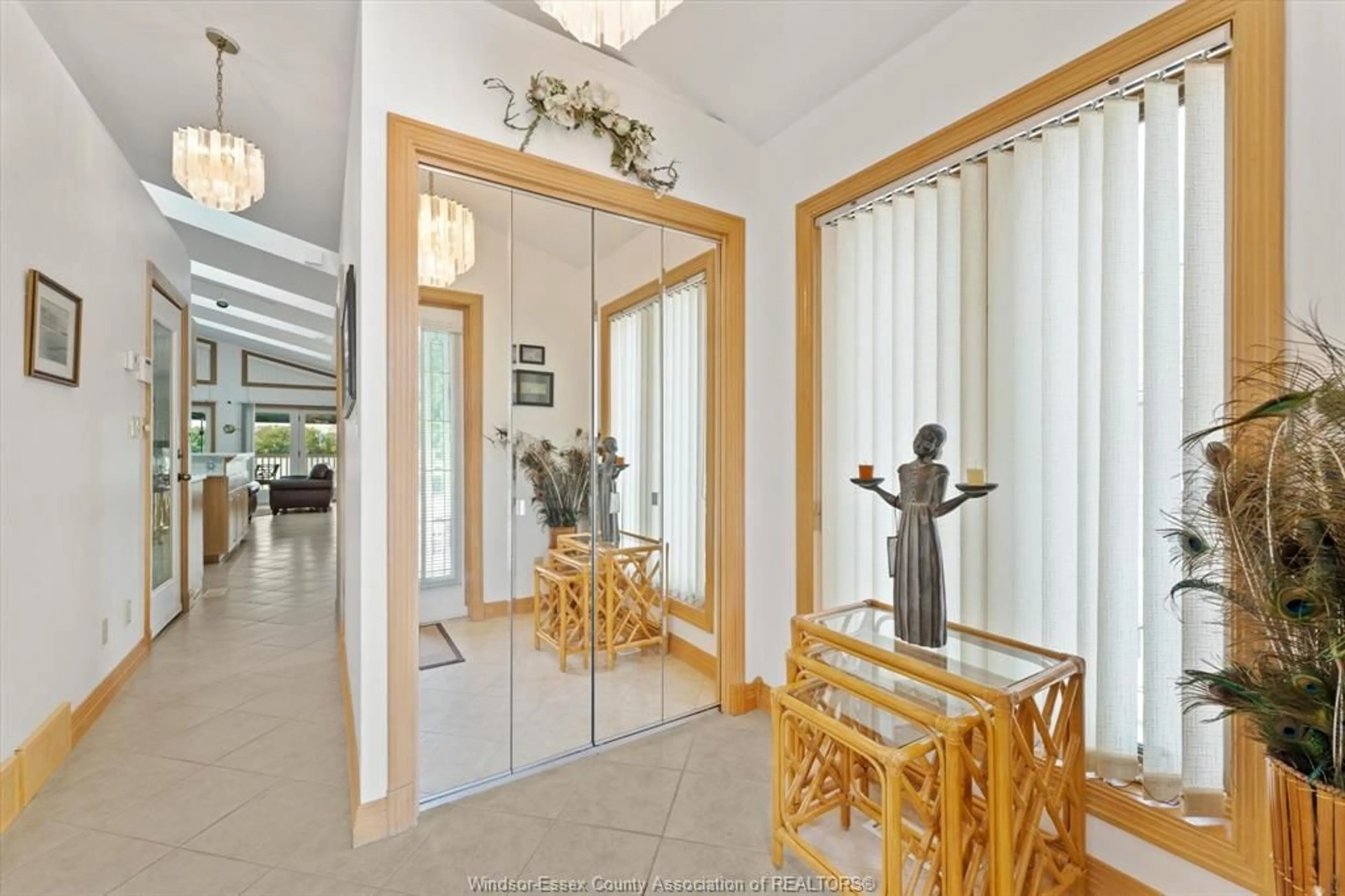 Indoor foyer for 504 DALHOUSIE St, Amherstburg Ontario N9V 2M3