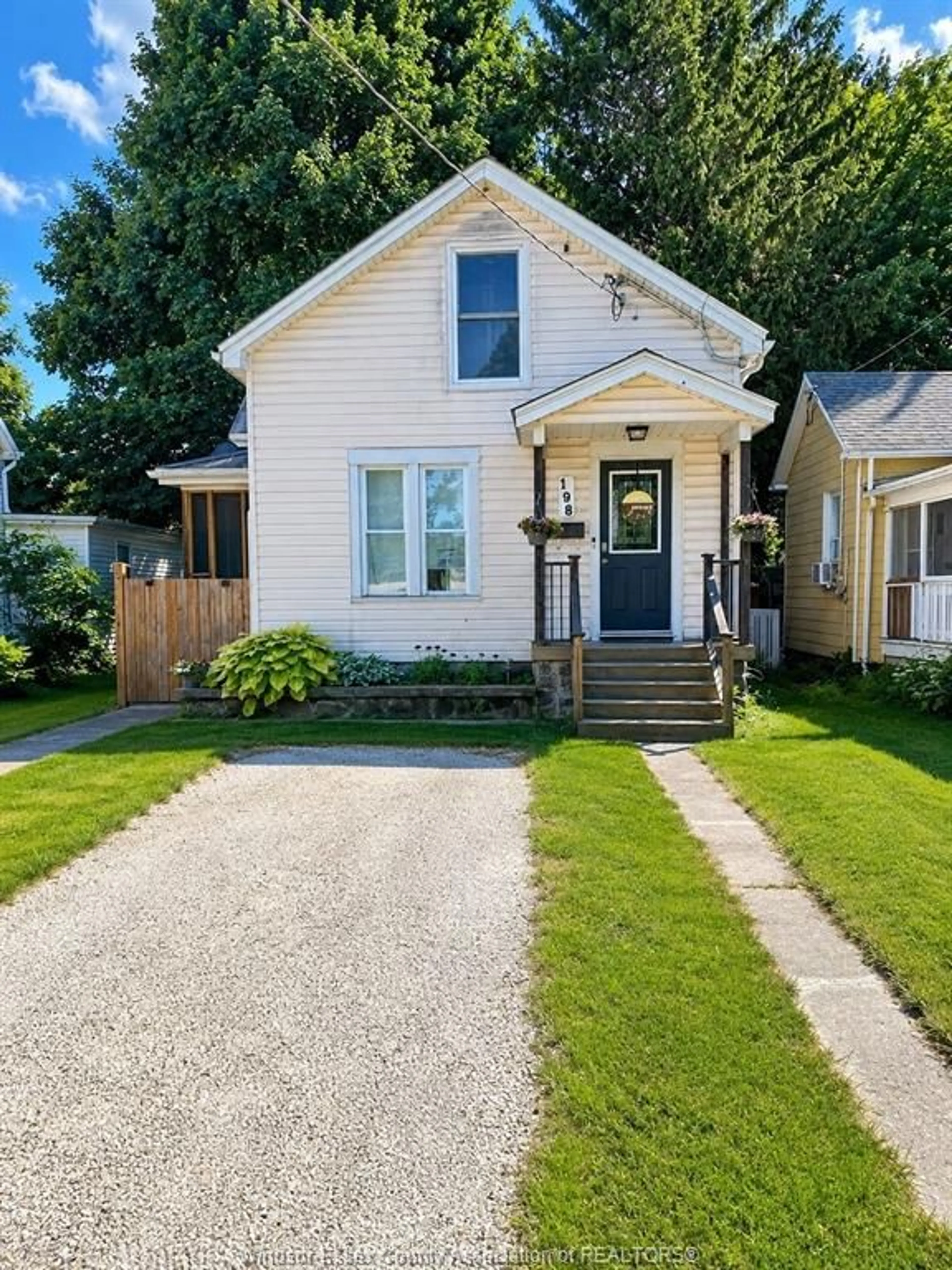 Home with vinyl exterior material, street for 198 Raleigh, Chatham Ontario N7M 2N7