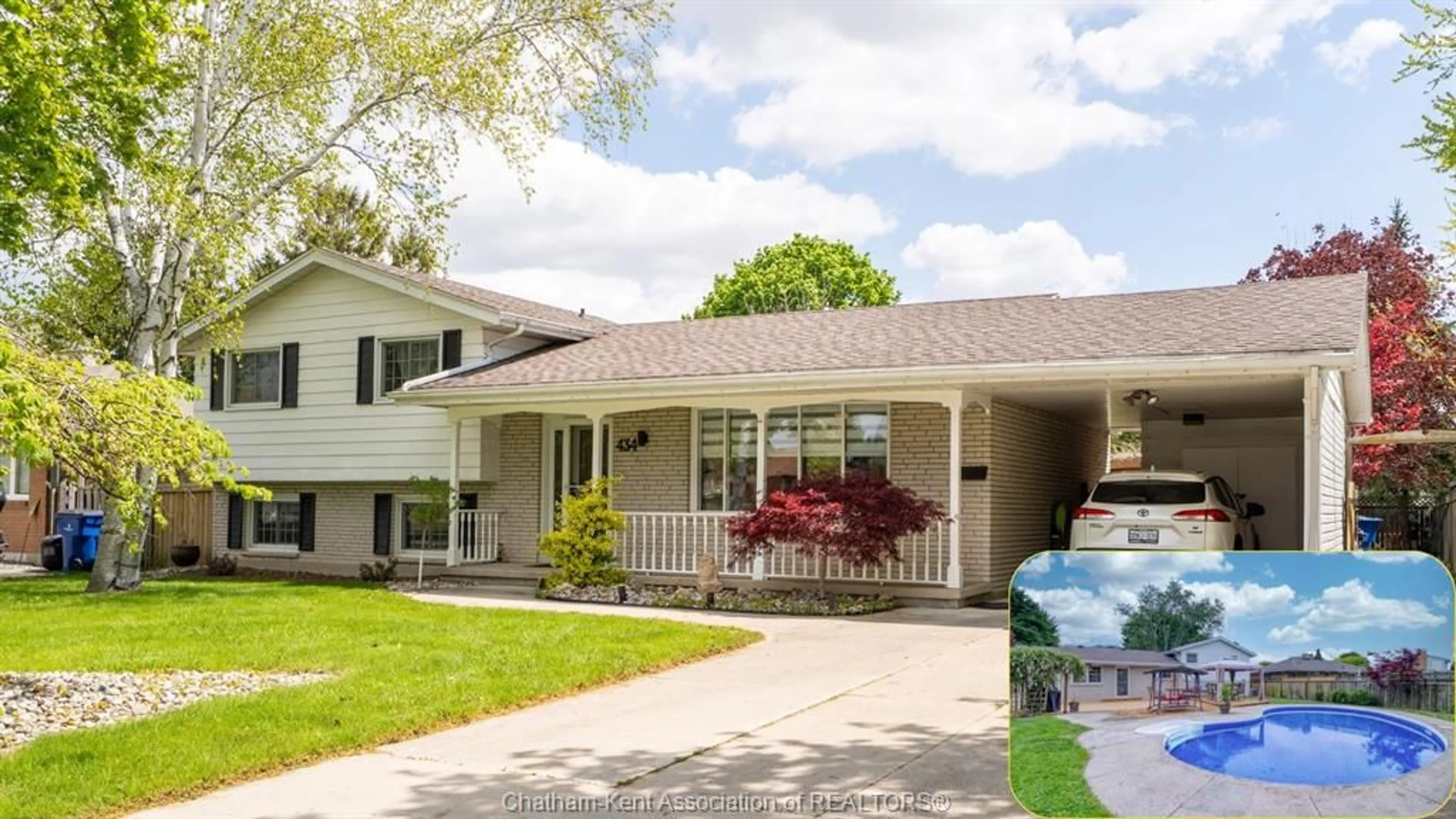 Home with vinyl exterior material, street for 434 Dora Dr, Wallaceburg Ontario N8A 2K3