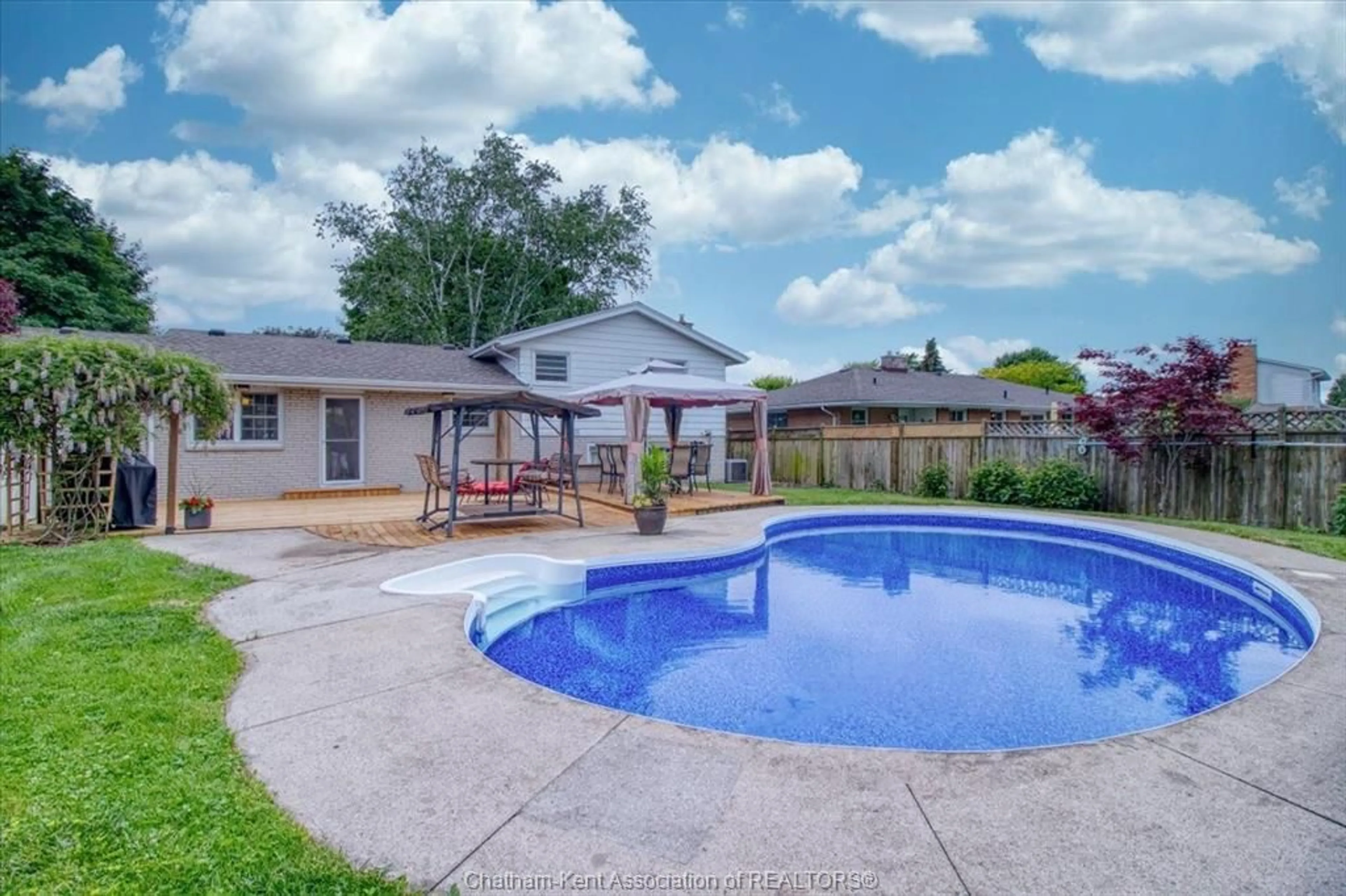Pool for 434 Dora Dr, Wallaceburg Ontario N8A 2K3
