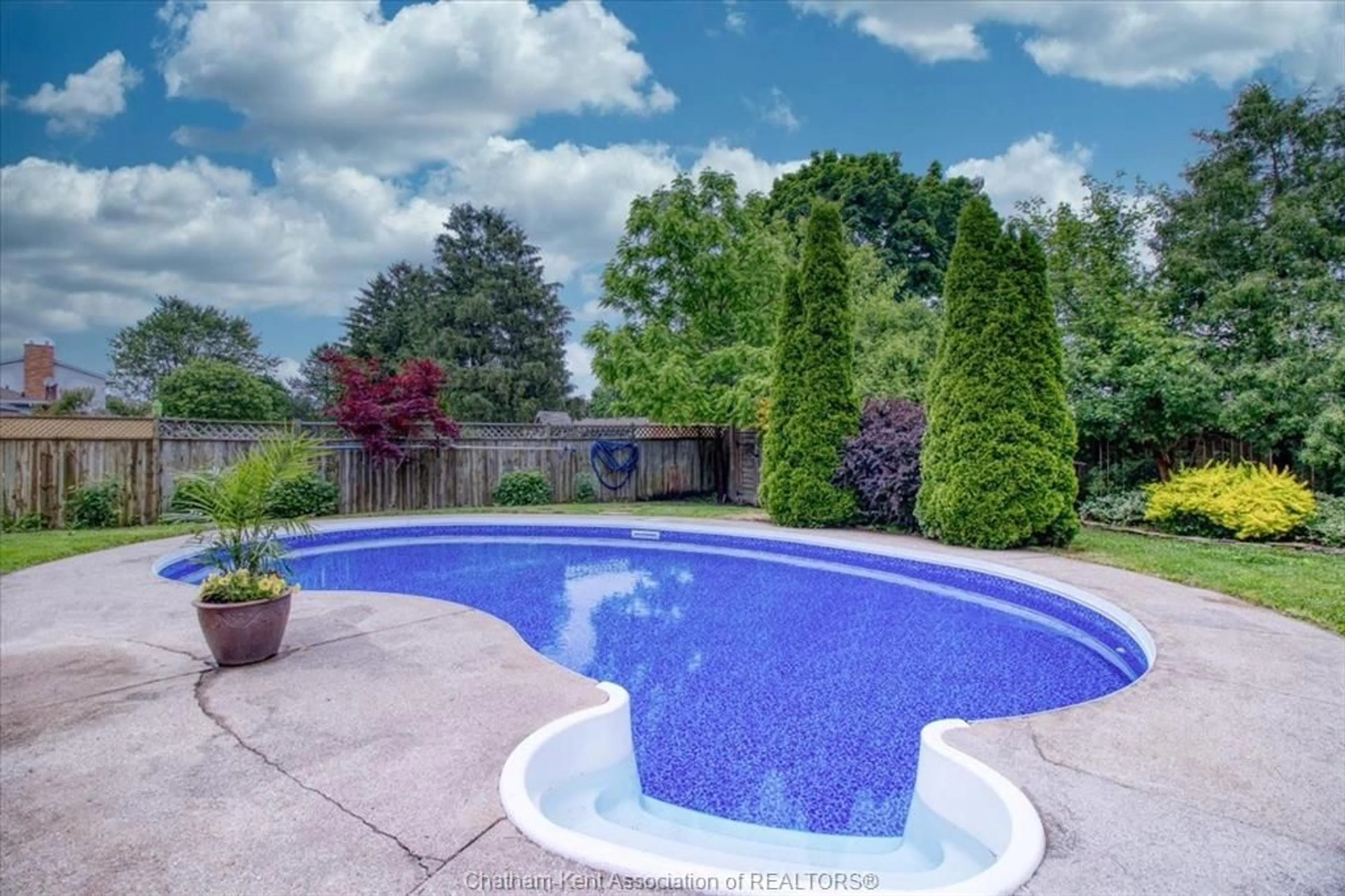 Pool for 434 Dora Dr, Wallaceburg Ontario N8A 2K3