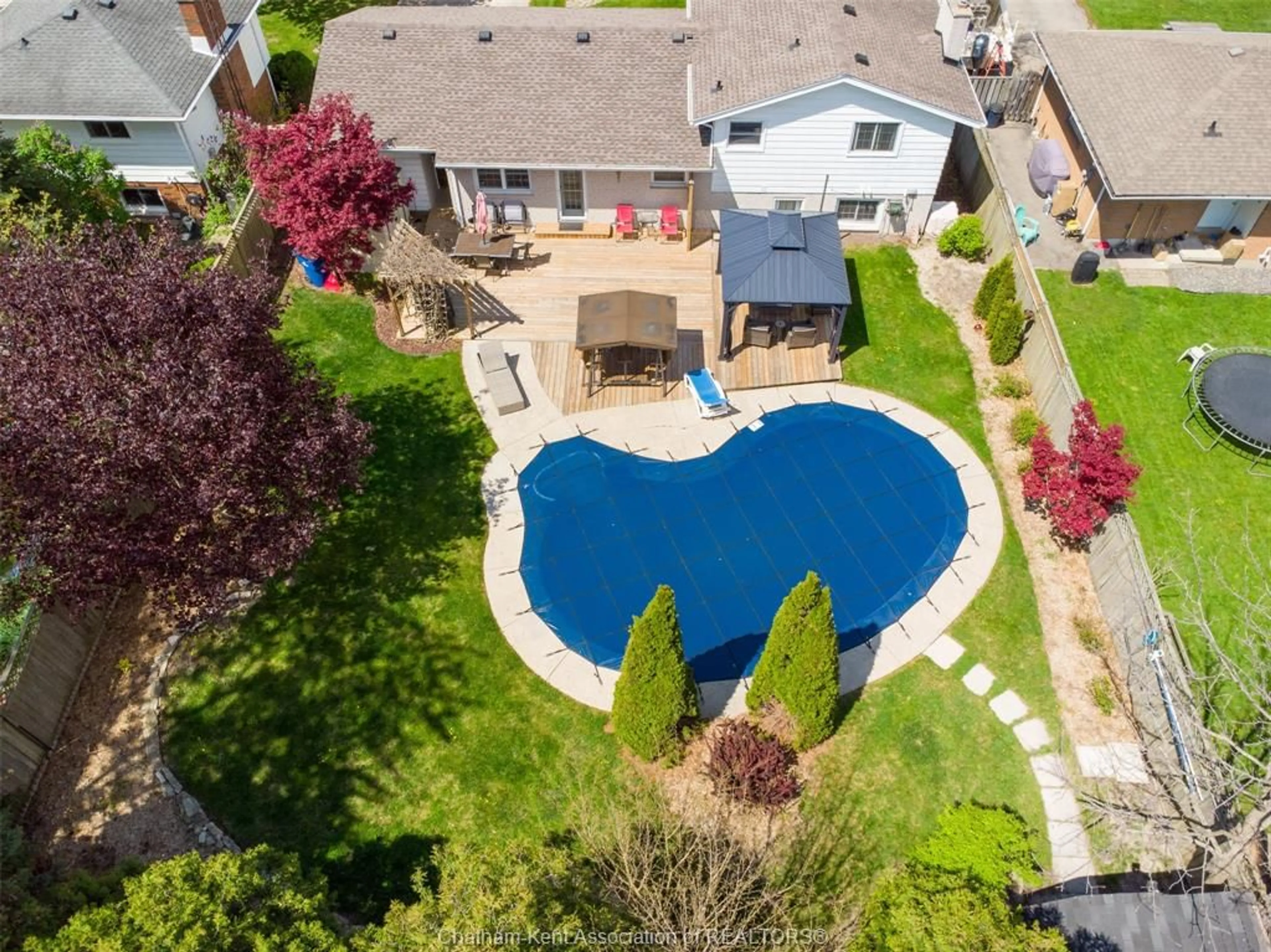 A pic from outside/outdoor area/front of a property/back of a property/a pic from drone, street for 434 Dora Dr, Wallaceburg Ontario N8A 2K3