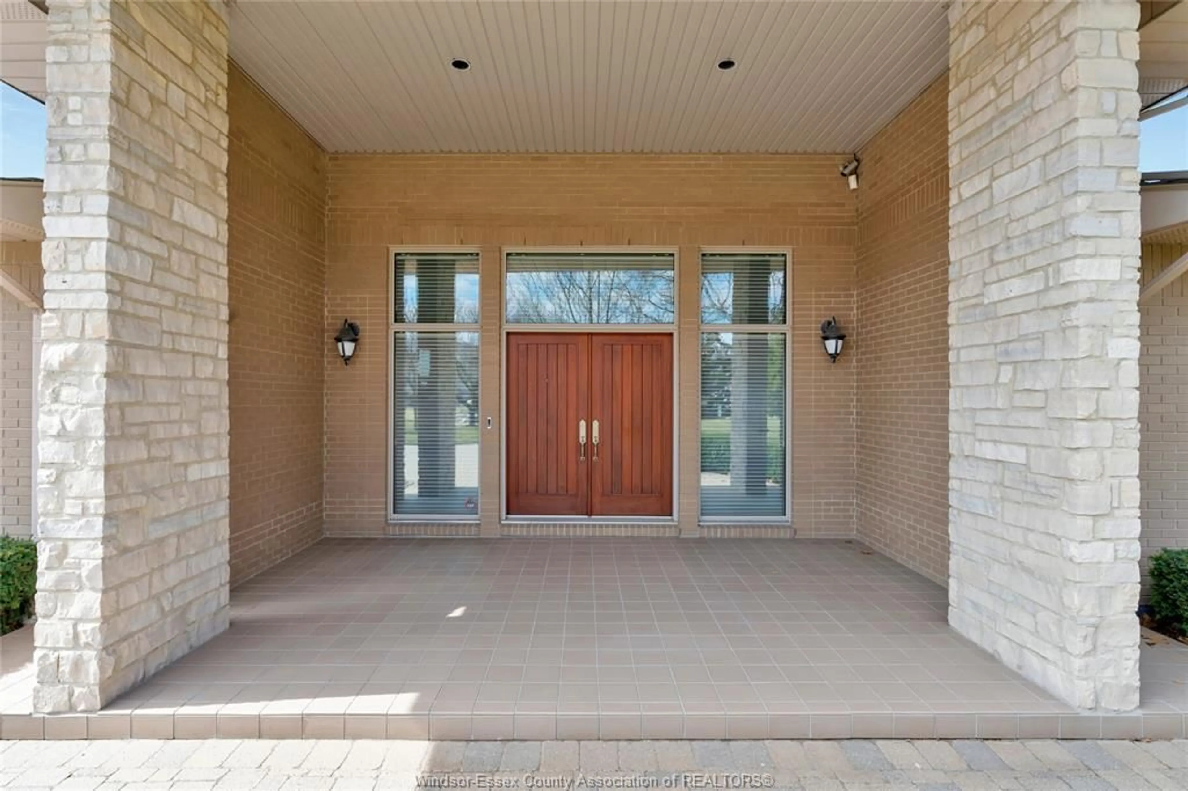 Indoor entryway for 30 EMERALD Lane, Amherstburg Ontario N9V 3R3