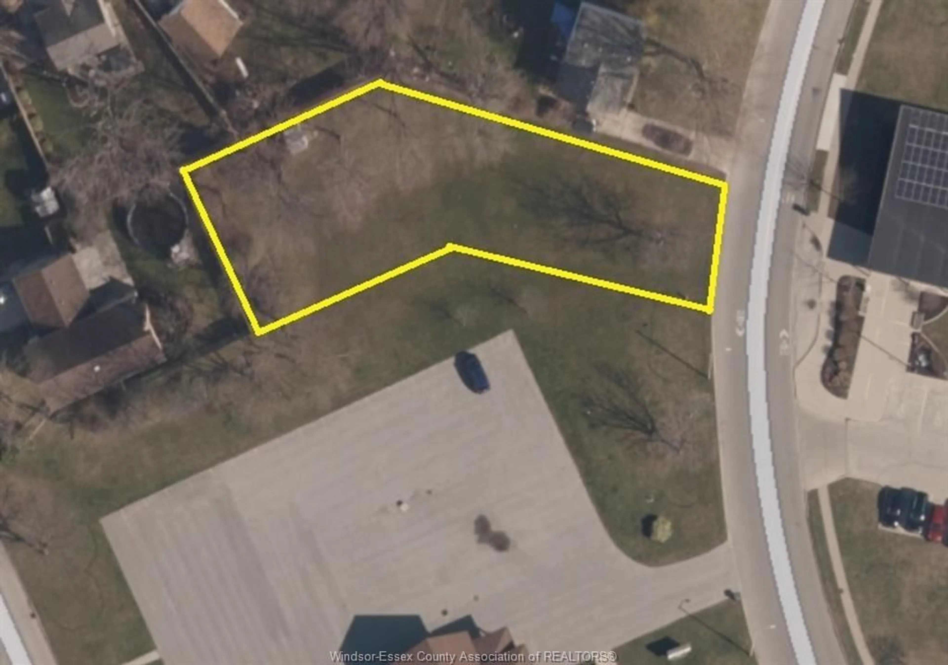 A pic from outside/outdoor area/front of a property/back of a property/a pic from drone, street for 3025 RIVARD, Windsor Ontario N8T 2J1