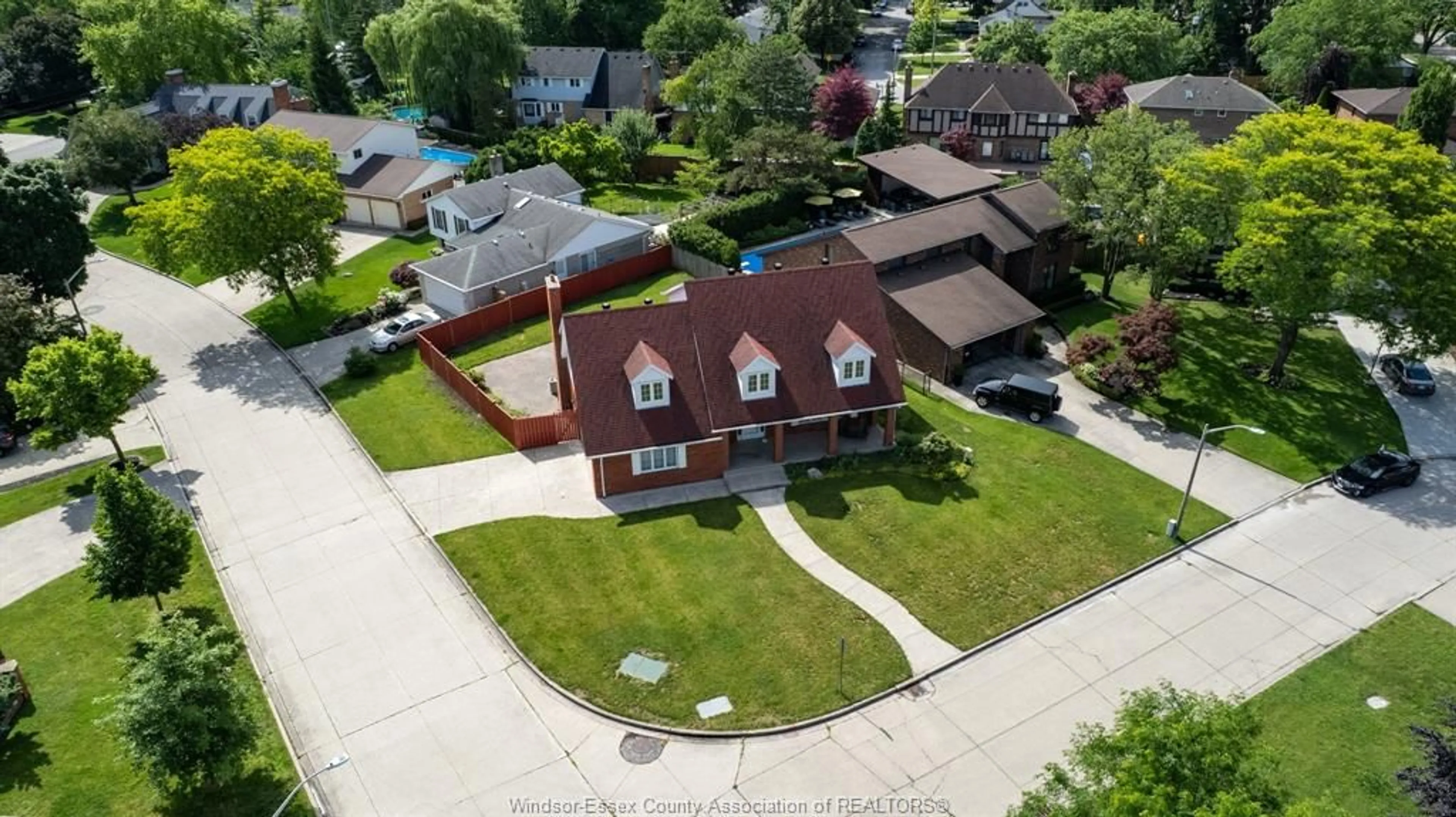 A pic from outside/outdoor area/front of a property/back of a property/a pic from drone, street for 3500 DRIFTWOOD, Windsor Ontario N9E 4G9