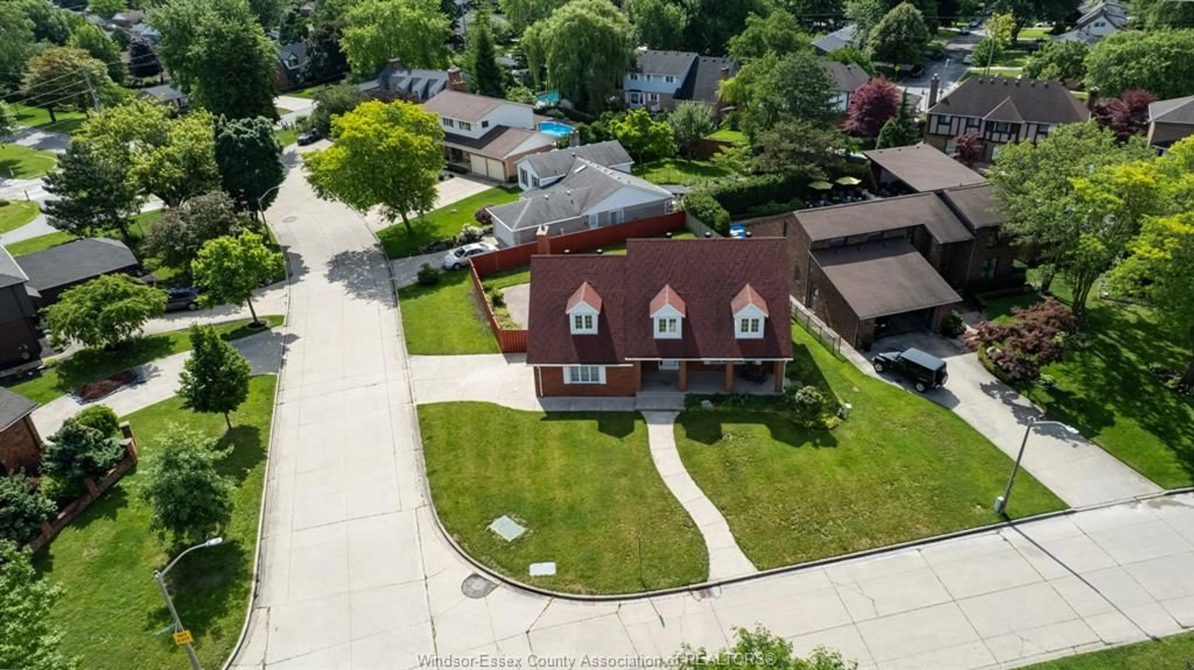 A pic from outside/outdoor area/front of a property/back of a property/a pic from drone, street for 3500 DRIFTWOOD, Windsor Ontario N9E 4G9