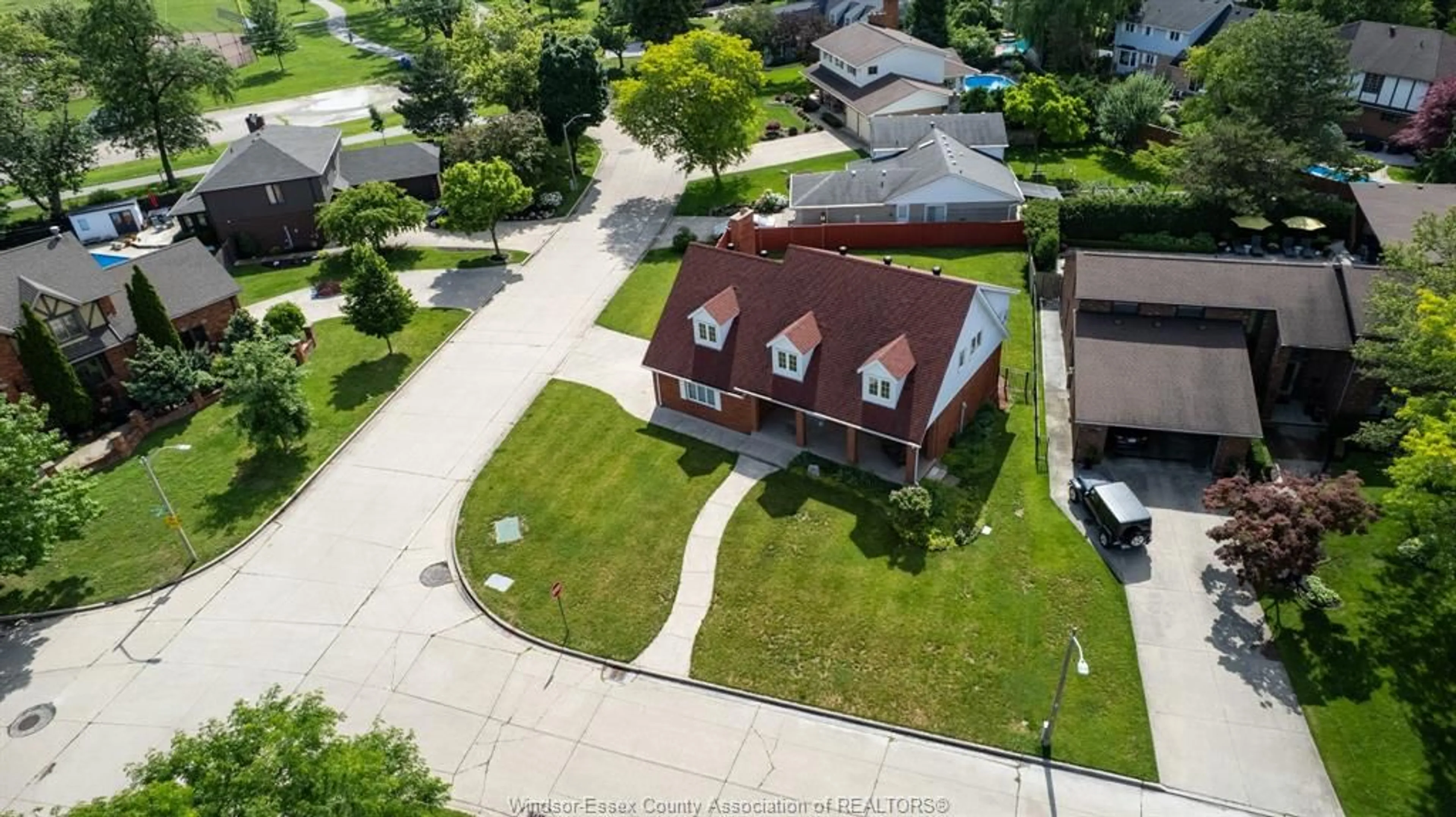 A pic from outside/outdoor area/front of a property/back of a property/a pic from drone, street for 3500 DRIFTWOOD, Windsor Ontario N9E 4G9