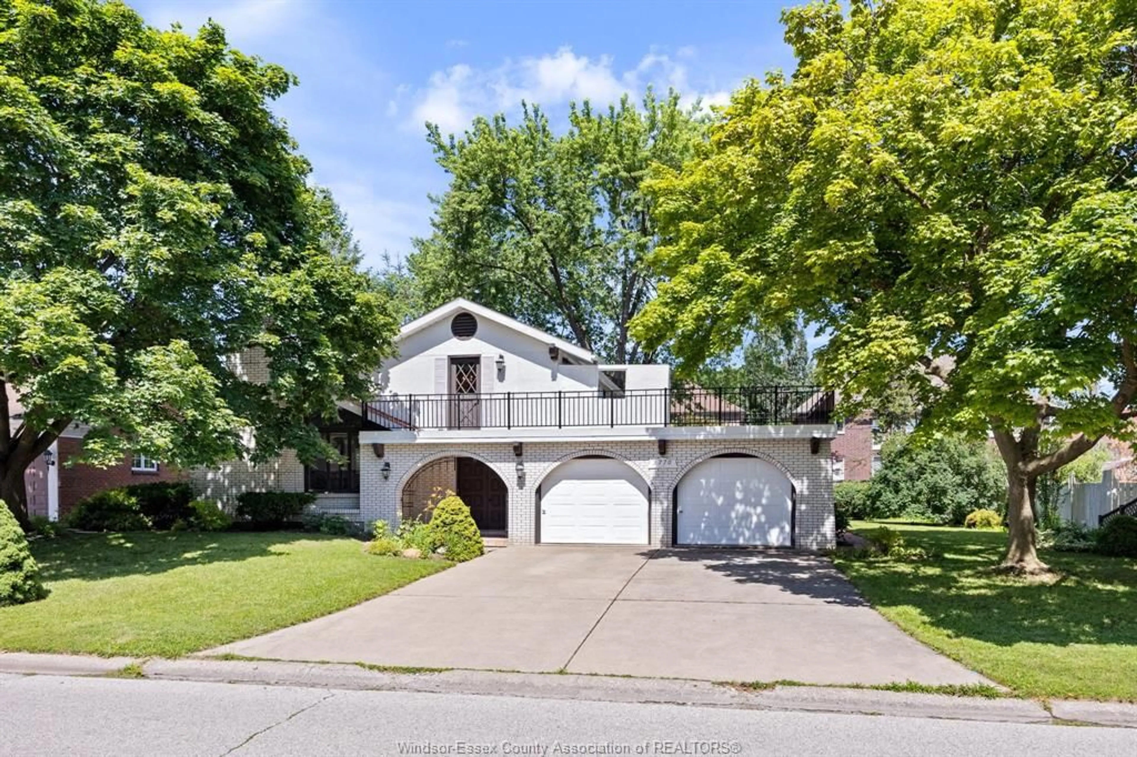 A pic from outside/outdoor area/front of a property/back of a property/a pic from drone, street for 3770 HUNTINGTON, Windsor Ontario N9E 3W8