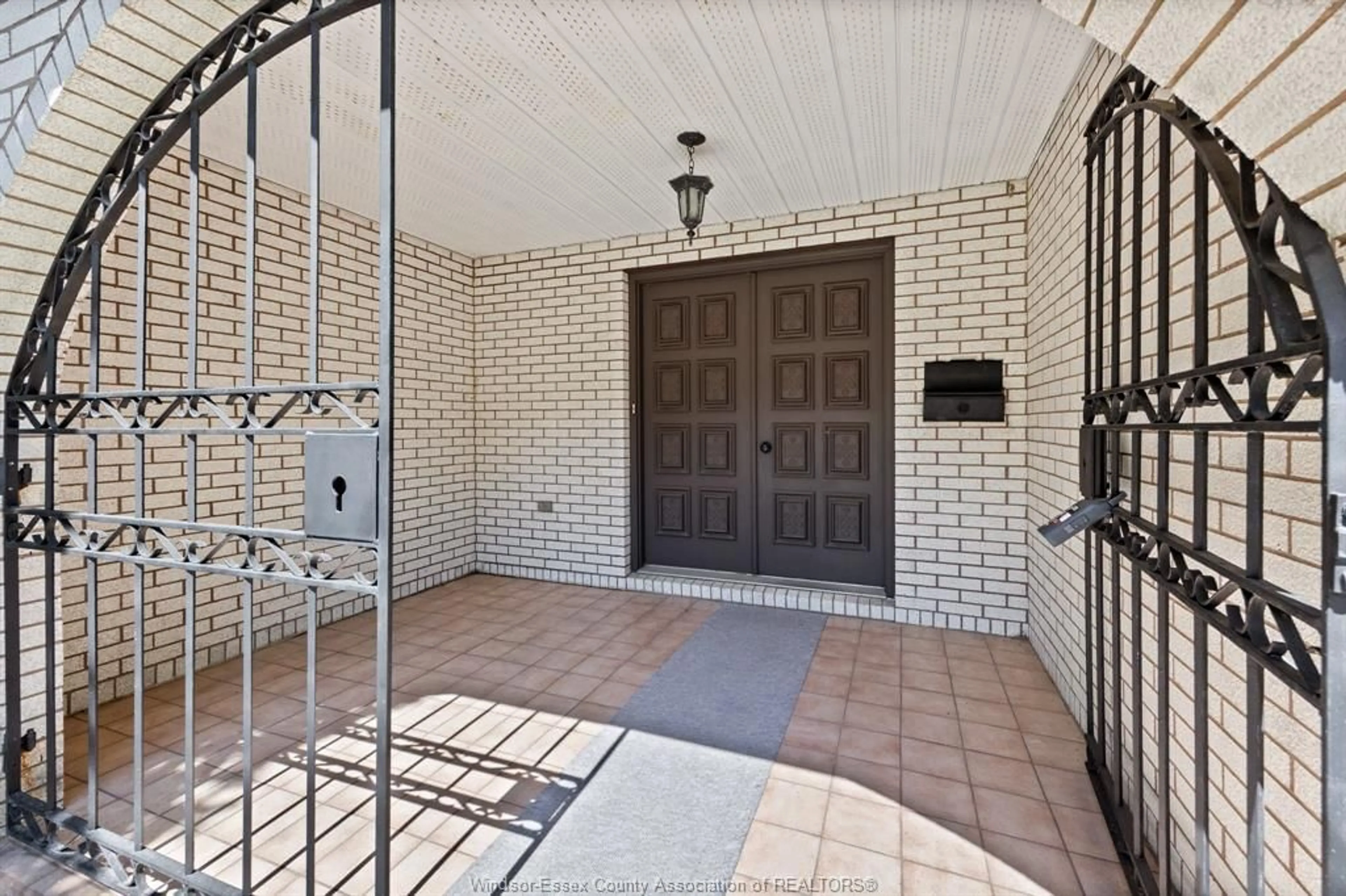 Indoor entryway for 3770 HUNTINGTON, Windsor Ontario N9E 3W8