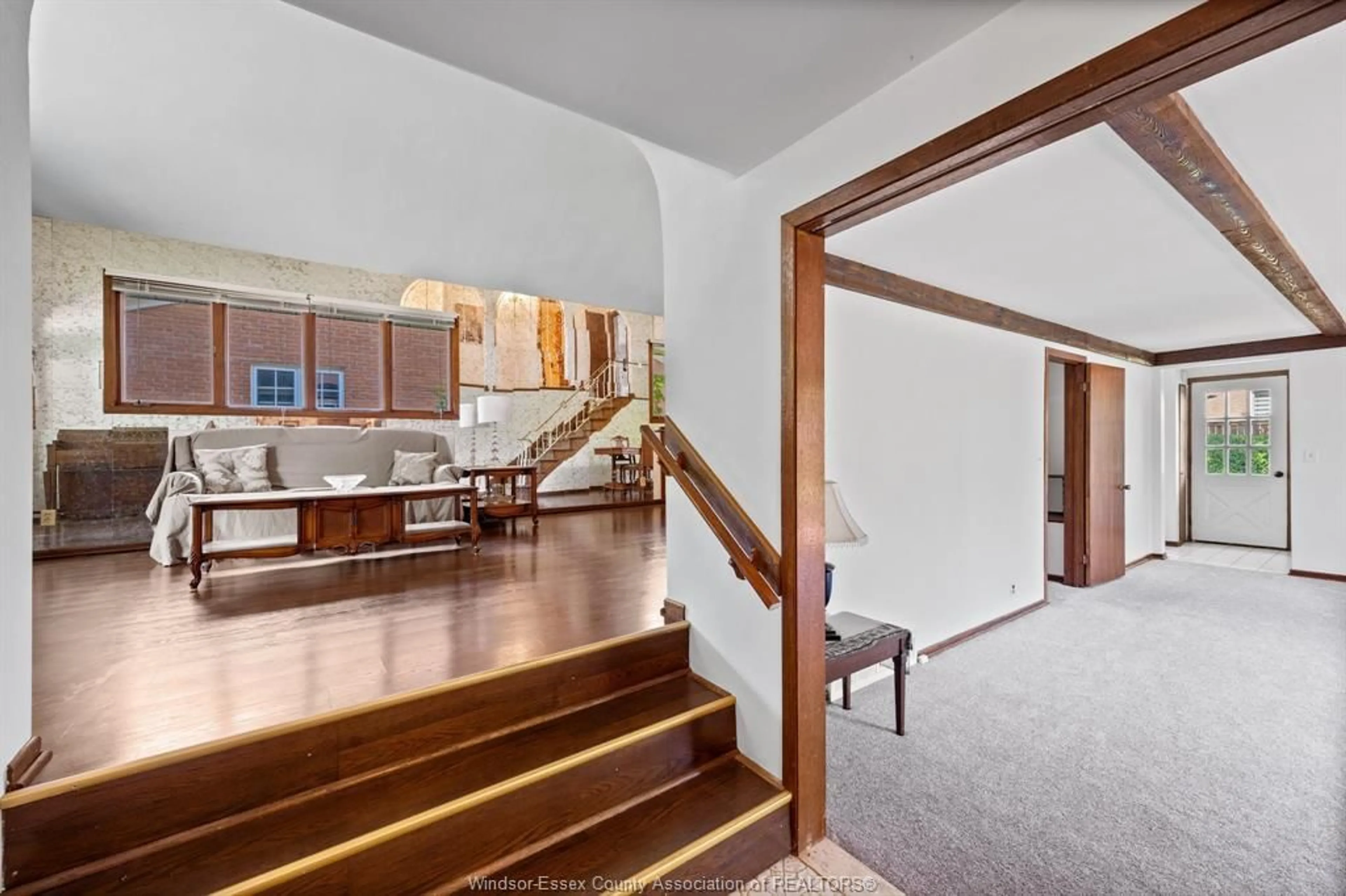 Indoor foyer for 3770 HUNTINGTON, Windsor Ontario N9E 3W8