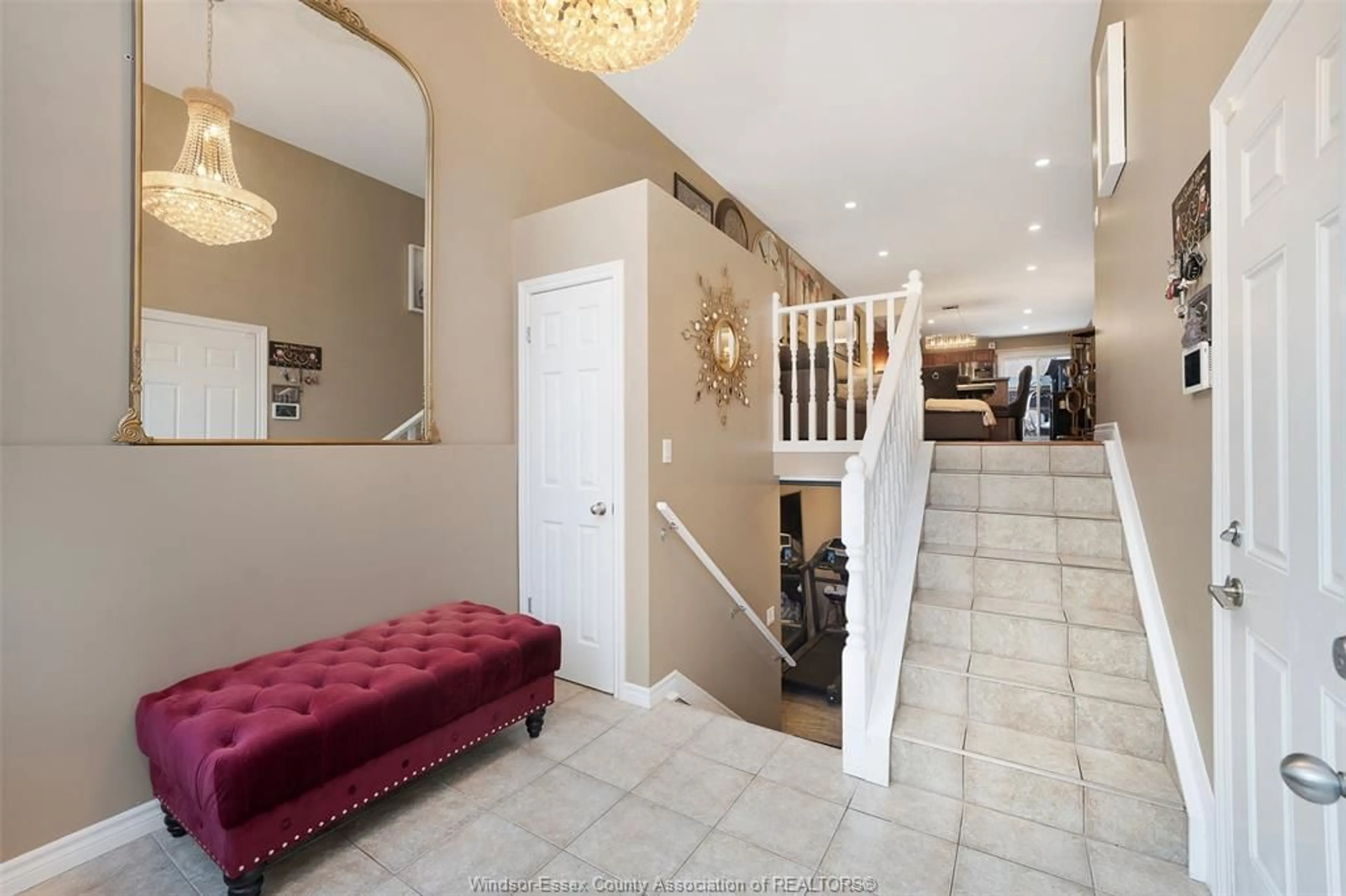 Indoor foyer for 11834 ROCKLAND, Windsor Ontario N8P 1Z5