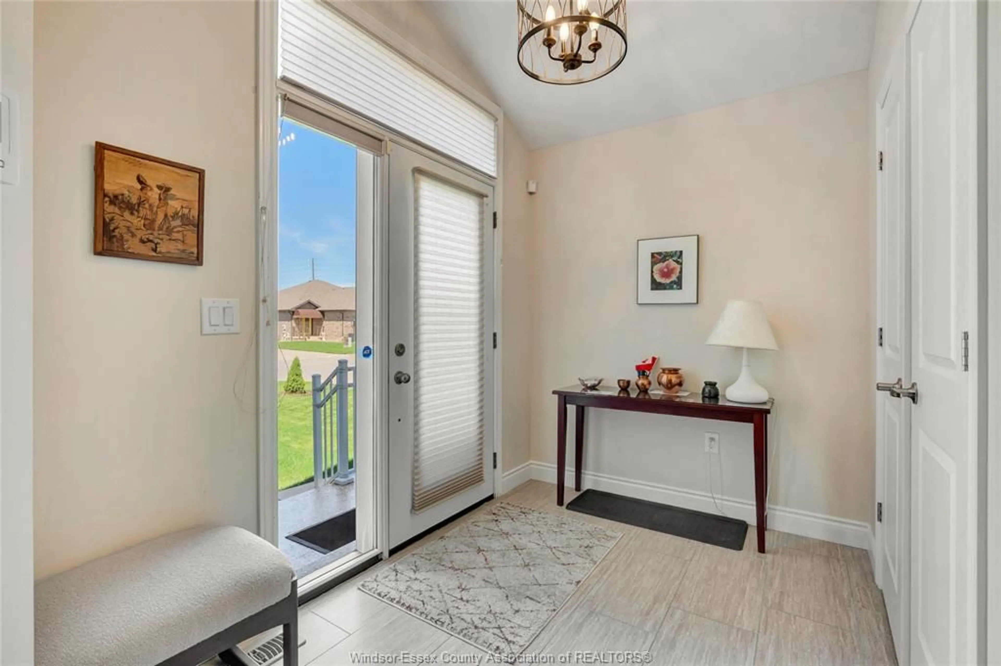 Indoor entryway for 2526 OLIVE Rd, Windsor Ontario N8T 1E7