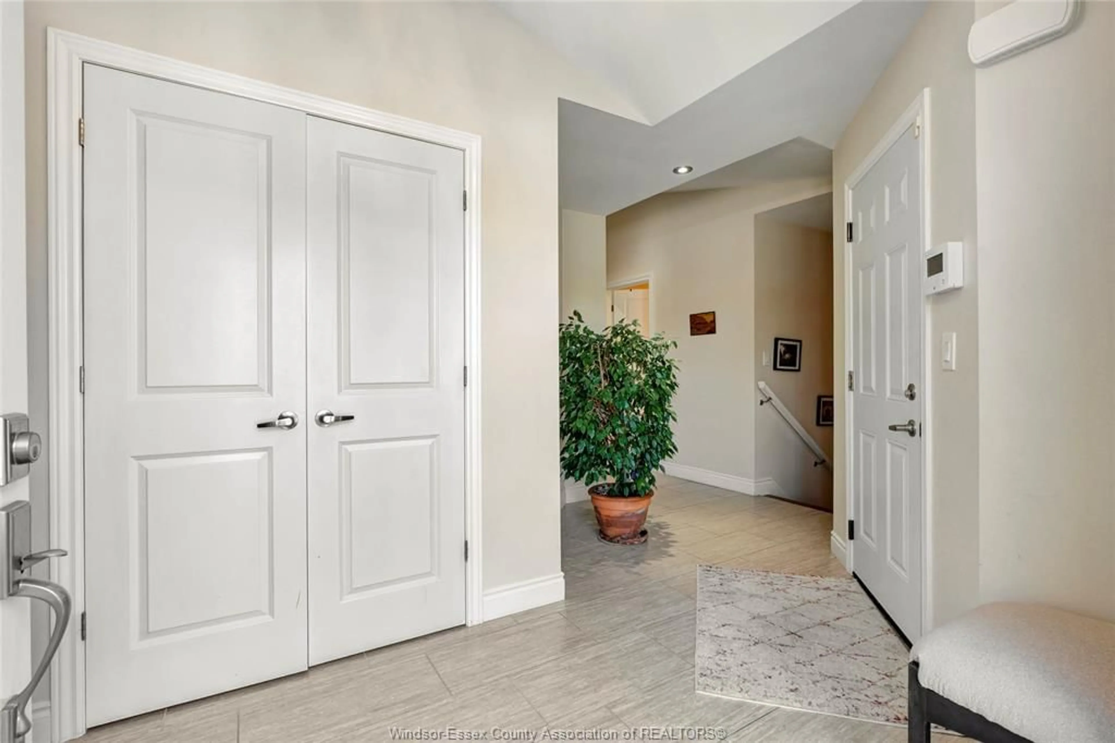 Indoor entryway for 2526 OLIVE Rd, Windsor Ontario N8T 1E7