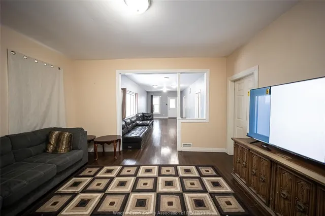 894 UNIVERSITY Ave, Windsor 4
